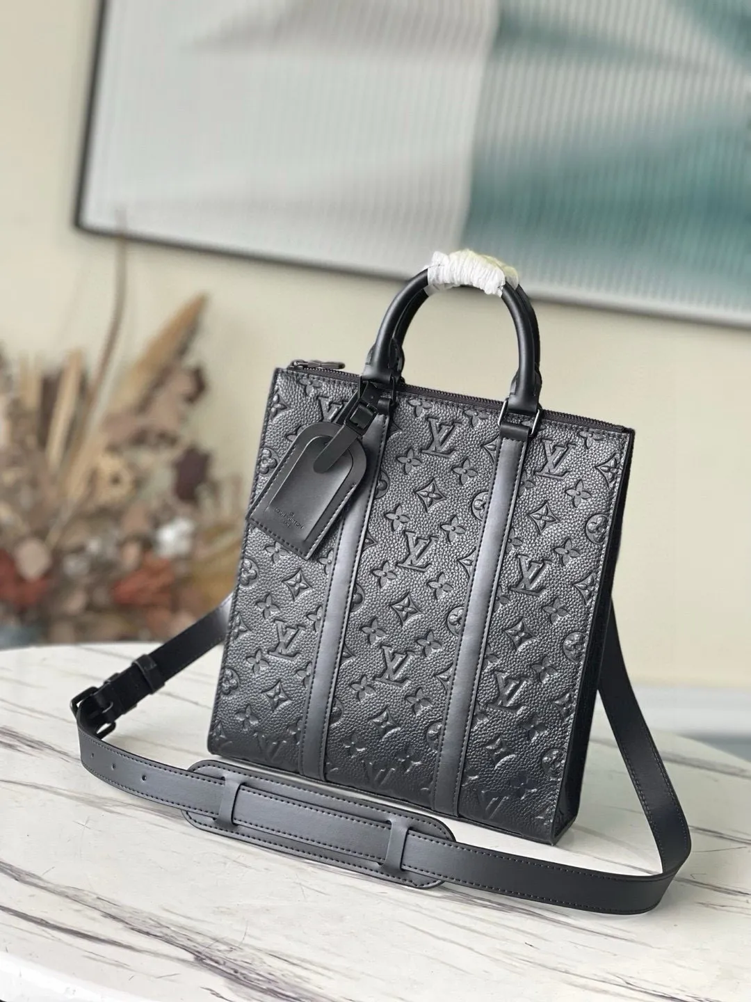 💰1080 (top-grain leather) Top original order M59960 The new Sac Plat Cross handbag is modeled on the classic Sac Plat handbag. It is made of gorgeous Taurillon leather, combined with exquisite details such as leather reinforcement straps and name brands, and is equipped with a wide-mouth zipper closure. The detachable shoulder strap allows for multiple carrying options. Dimensions: 26 x 28.5 x 6 cm