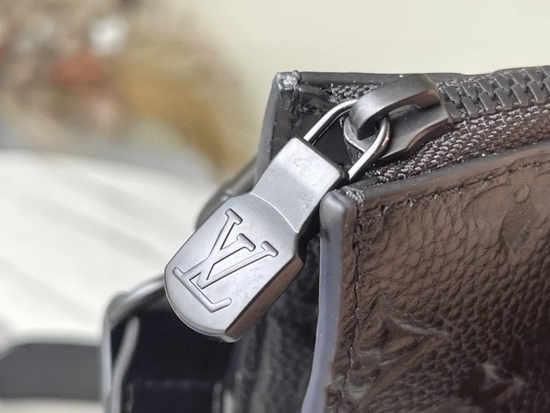 💰1080 (top-grain leather) Top original order M59960 The new Sac Plat Cross handbag is modeled on the classic Sac Plat handbag. It is made of gorgeous Taurillon leather, combined with exquisite details such as leather reinforcement straps and name brands, and is equipped with a wide-mouth zipper closure. The detachable shoulder strap allows for multiple carrying options. Dimensions: 26 x 28.5 x 6 cm