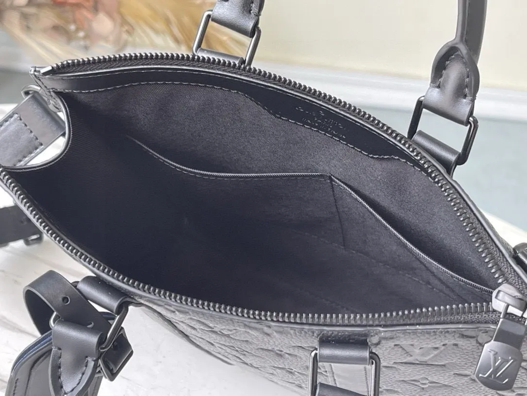 💰1080 (top-grain leather) Top original order M59960 The new Sac Plat Cross handbag is modeled on the classic Sac Plat handbag. It is made of gorgeous Taurillon leather, combined with exquisite details such as leather reinforcement straps and name brands, and is equipped with a wide-mouth zipper closure. The detachable shoulder strap allows for multiple carrying options. Dimensions: 26 x 28.5 x 6 cm