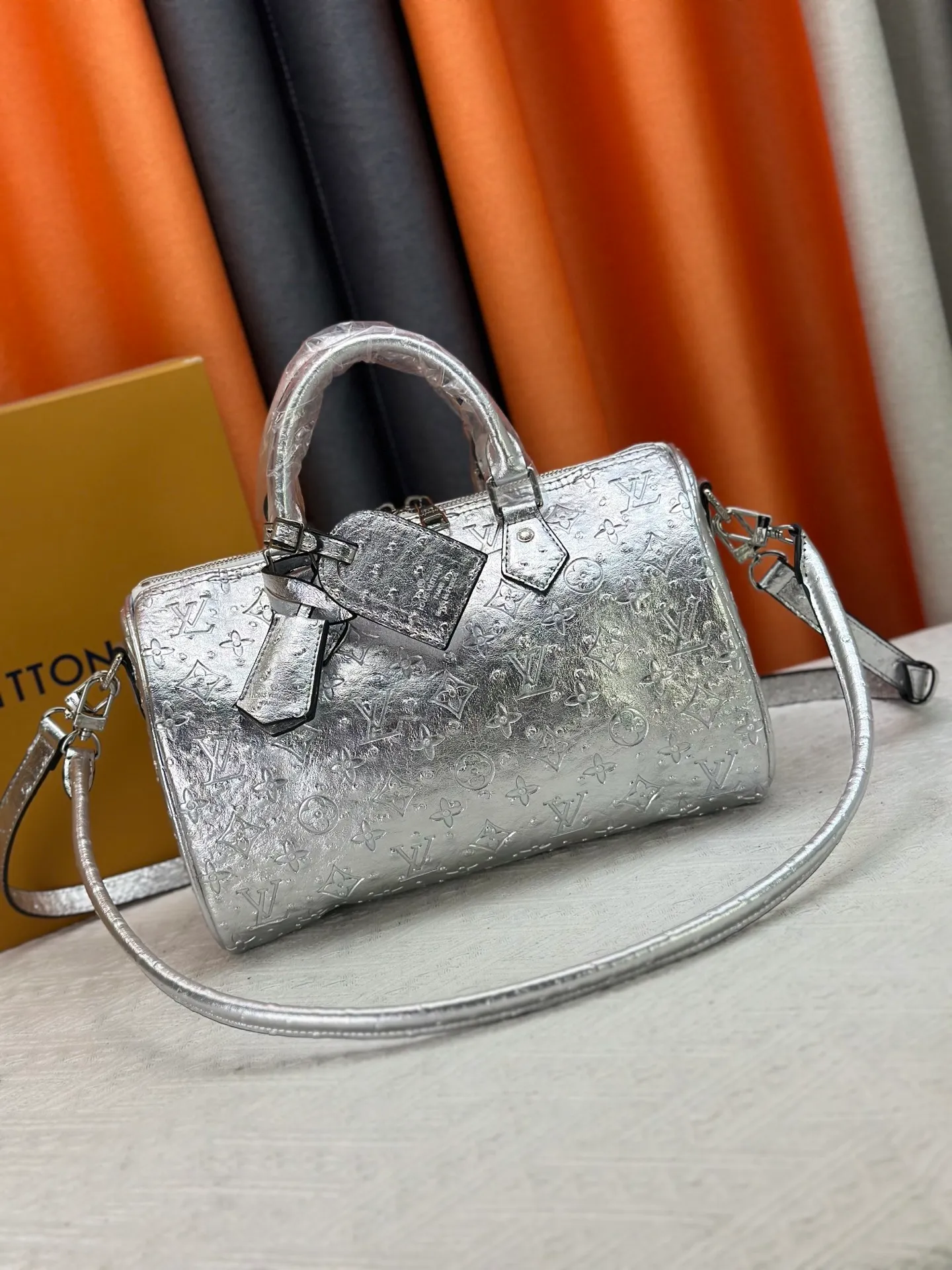 P320 M89427 M15159 M25766 M13344 This Speedy Soft 30 comes from the LV Travels With Grace Coddlington series. It is made of rich-toned cow leather with gold hardware and a fun cat-shaped key bag. Removable name tag features Grace Coddington's handwriting. Size: 30X21X17 cm