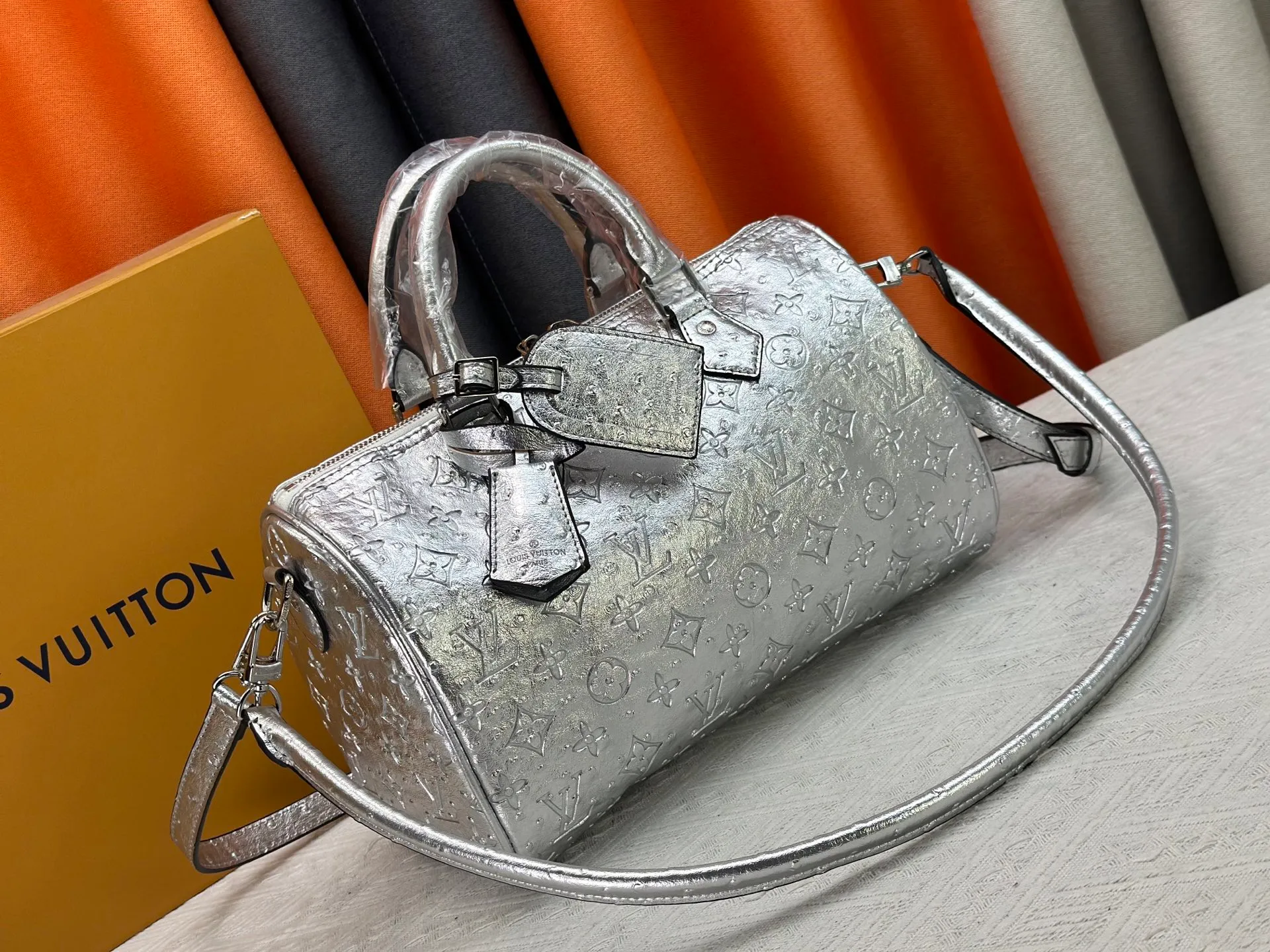 P320 M89427 M15159 M25766 M13344 This Speedy Soft 30 comes from the LV Travels With Grace Coddlington series. It is made of rich-toned cow leather with gold hardware and a fun cat-shaped key bag. Removable name tag features Grace Coddington's handwriting. Size: 30X21X17 cm