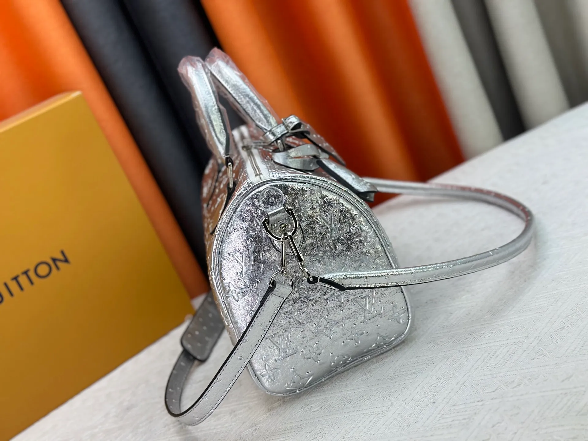 P320 M89427 M15159 M25766 M13344 This Speedy Soft 30 comes from the LV Travels With Grace Coddlington series. It is made of rich-toned cow leather with gold hardware and a fun cat-shaped key bag. Removable name tag features Grace Coddington's handwriting. Size: 30X21X17 cm