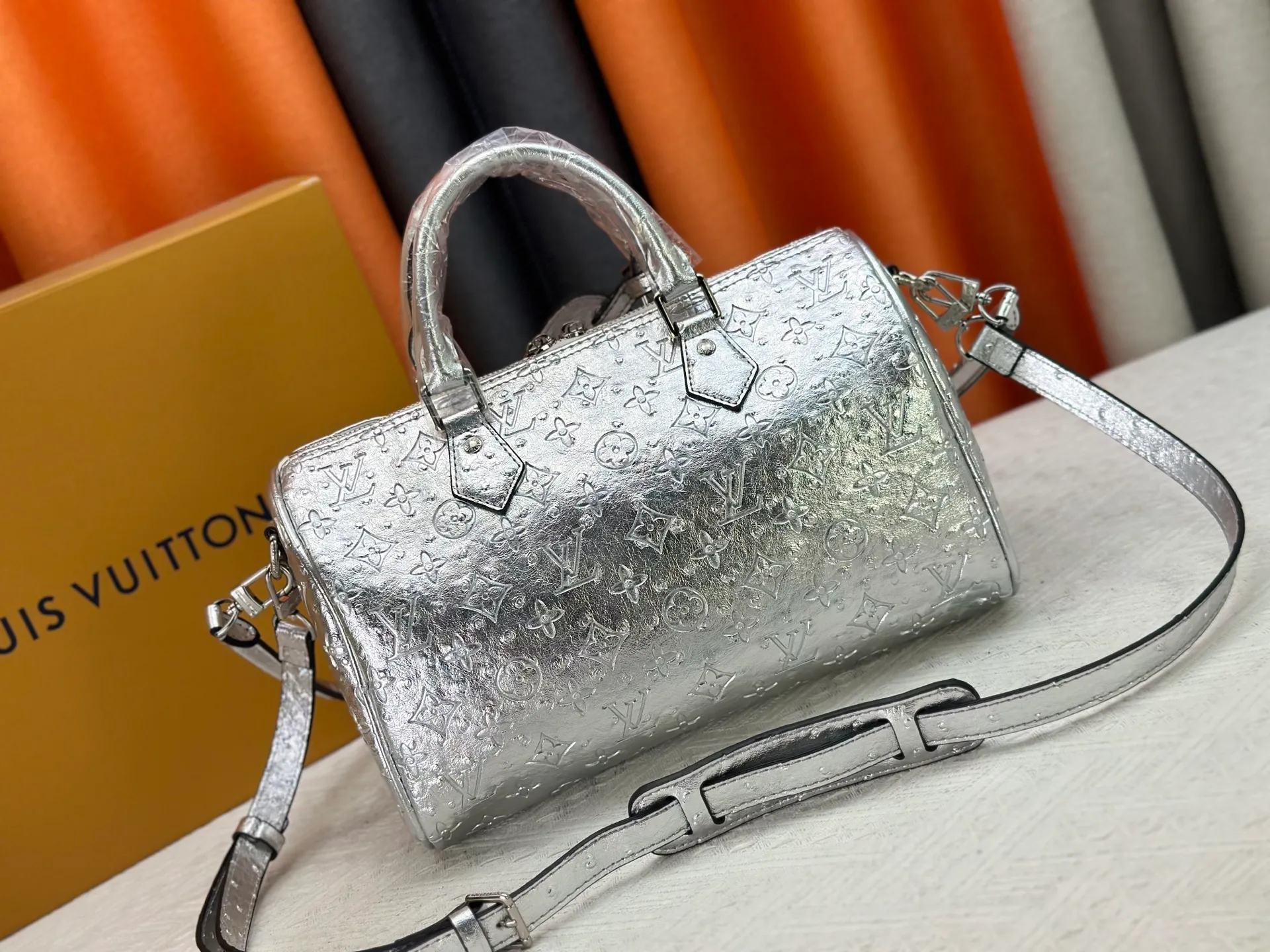 P320 M89427 M15159 M25766 M13344 This Speedy Soft 30 comes from the LV Travels With Grace Coddlington series. It is made of rich-toned cow leather with gold hardware and a fun cat-shaped key bag. Removable name tag features Grace Coddington's handwriting. Size: 30X21X17 cm