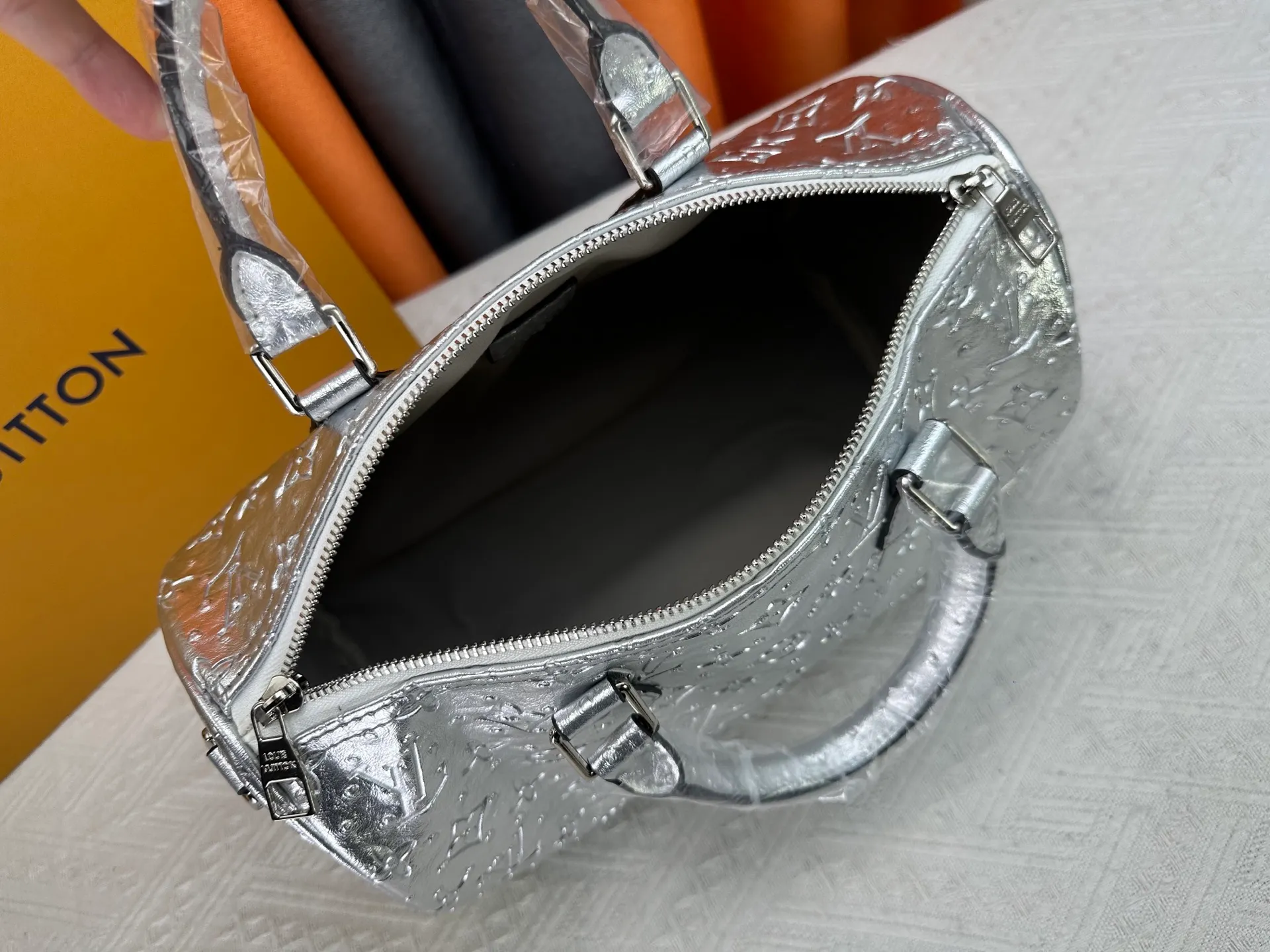 P320 M89427 M15159 M25766 M13344 This Speedy Soft 30 comes from the LV Travels With Grace Coddlington series. It is made of rich-toned cow leather with gold hardware and a fun cat-shaped key bag. Removable name tag features Grace Coddington's handwriting. Size: 30X21X17 cm