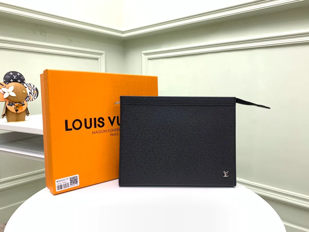 Factory price 400 [Top original order] M30450 👏👏Pochette Voyage clutch bag is made of deep-dyed Taïga leather, embellished with metal LV letters on the lower right corner, and equipped with neatly structured patch pockets and card slots to store all your travel needs in a restrained style. It can be stored in a handbag or used as a folder. Dimensions: 27.0 x 21.0 x 3.0 cm
