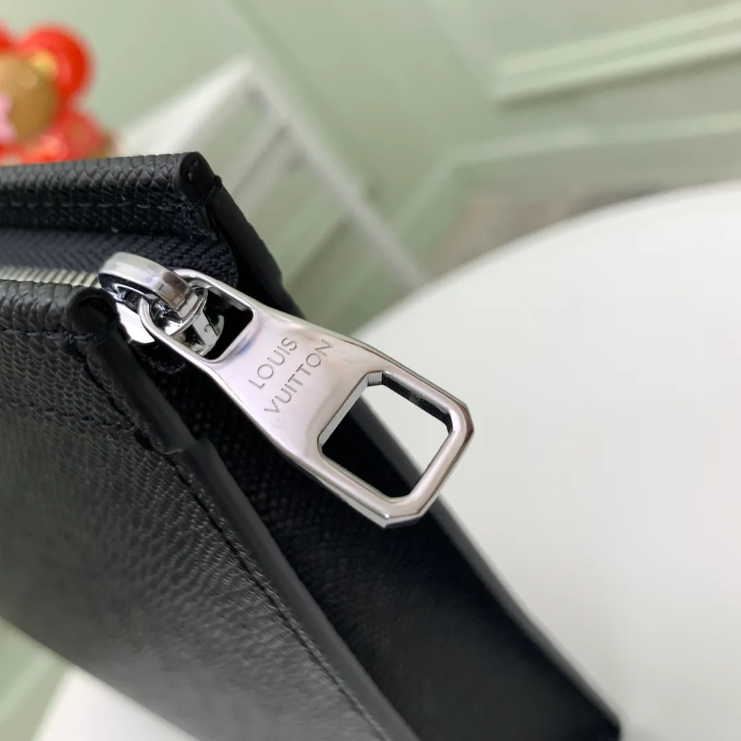 Factory price 400 [Top original order] M30450 👏👏Pochette Voyage clutch bag is made of deep-dyed Taïga leather, embellished with metal LV letters on the lower right corner, and equipped with neatly structured patch pockets and card slots to store all your travel needs in a restrained style. It can be stored in a handbag or used as a folder. Dimensions: 27.0 x 21.0 x 3.0 cm
