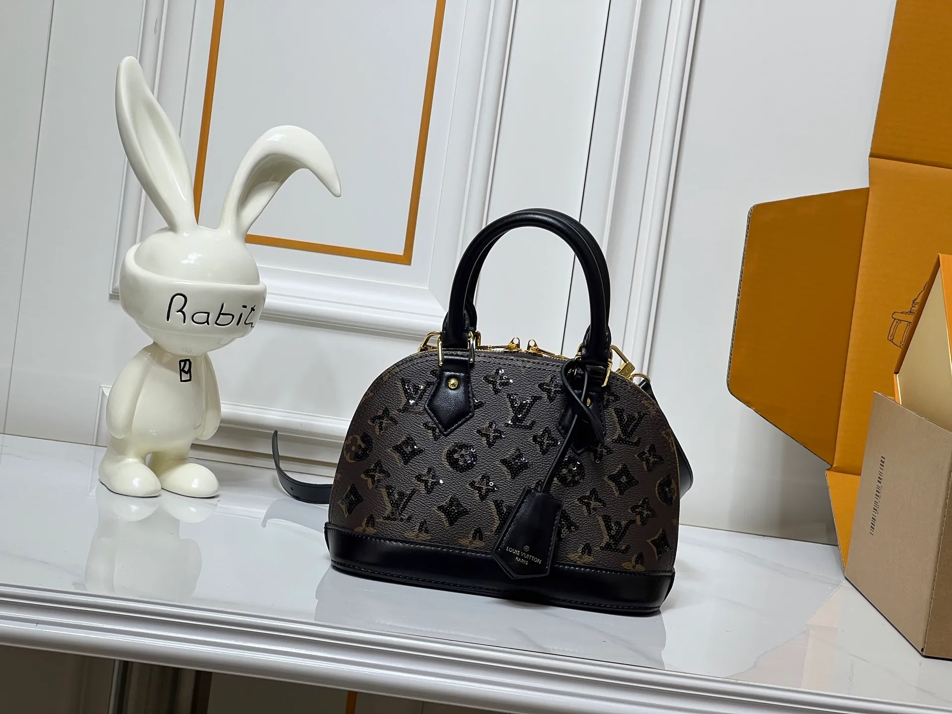 ￥340 ¥320 LV new shell bag, very high-end, salty or sweet, ultimate beauty, upgraded version of ALMA BB handbag model number M01917 53152 graffiti, the original top-quality presbyopia originated from the Louis Vuitton Alma handbag in 1934. Over time, it has gradually evolved from a square-cornered travel bag in shape to today's representative of elegant women's handbags. This mini bag in Monogram canvas easily holds keys, wallet, cell phone, lipstick and more. The Alma BB bag has a strap that adjusts the bag to waist or hip height for lightweight cross-body wear. Comes with counter gift box packaging 🎁 Size: 25 x 19 x 12 cm small size 20×17×10