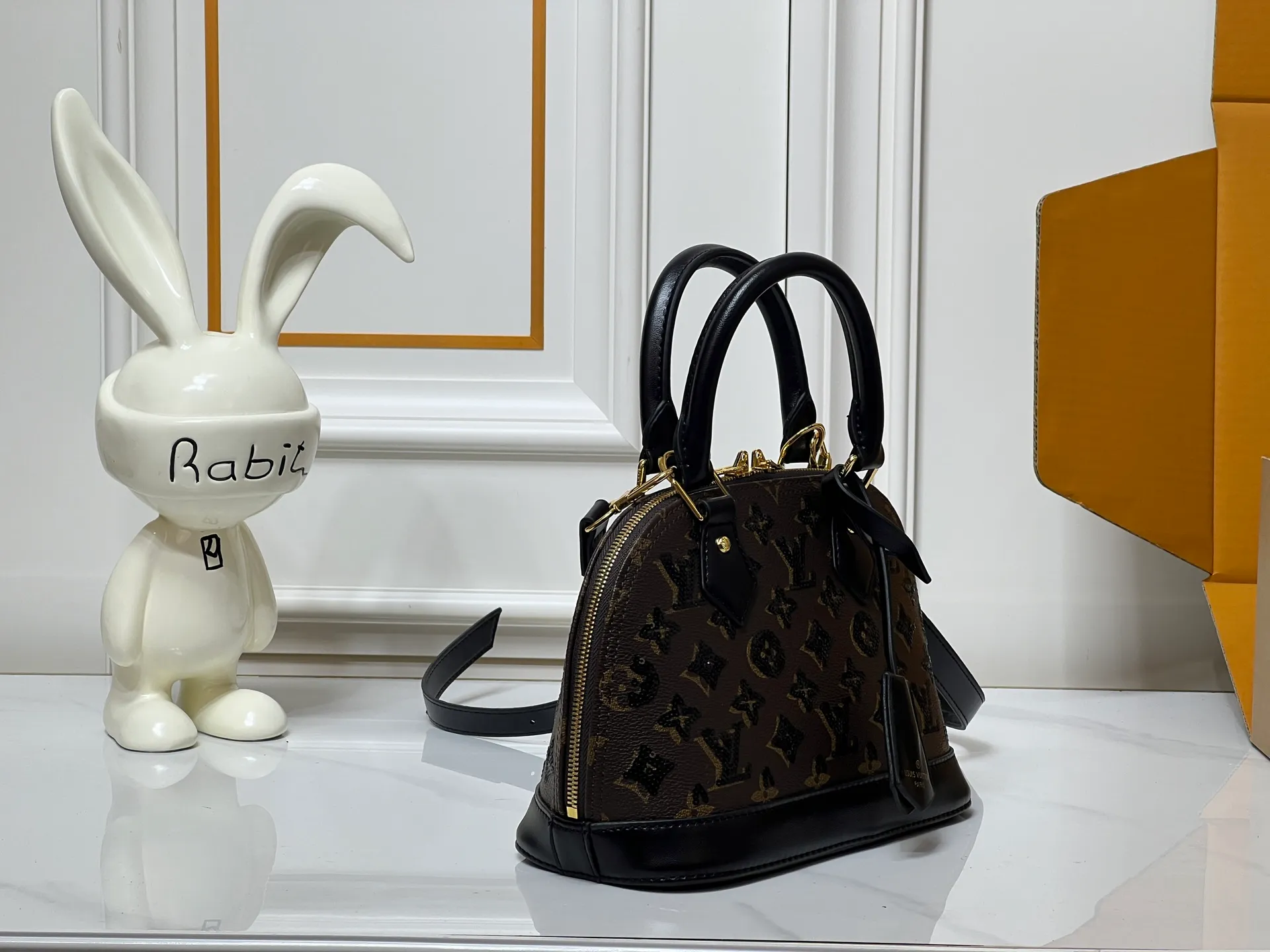 ￥340 ¥320 LV new shell bag, very high-end, salty or sweet, ultimate beauty, upgraded version of ALMA BB handbag model number M01917 53152 graffiti, the original top-quality presbyopia originated from the Louis Vuitton Alma handbag in 1934. Over time, it has gradually evolved from a square-cornered travel bag in shape to today's representative of elegant women's handbags. This mini bag in Monogram canvas easily holds keys, wallet, cell phone, lipstick and more. The Alma BB bag has a strap that adjusts the bag to waist or hip height for lightweight cross-body wear. Comes with counter gift box packaging 🎁 Size: 25 x 19 x 12 cm small size 20×17×10