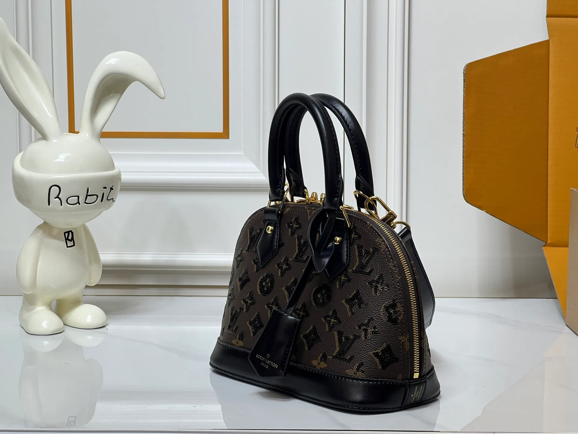 ￥340 ¥320 LV new shell bag, very high-end, salty or sweet, ultimate beauty, upgraded version of ALMA BB handbag model number M01917 53152 graffiti, the original top-quality presbyopia originated from the Louis Vuitton Alma handbag in 1934. Over time, it has gradually evolved from a square-cornered travel bag in shape to today's representative of elegant women's handbags. This mini bag in Monogram canvas easily holds keys, wallet, cell phone, lipstick and more. The Alma BB bag has a strap that adjusts the bag to waist or hip height for lightweight cross-body wear. Comes with counter gift box packaging 🎁 Size: 25 x 19 x 12 cm small size 20×17×10