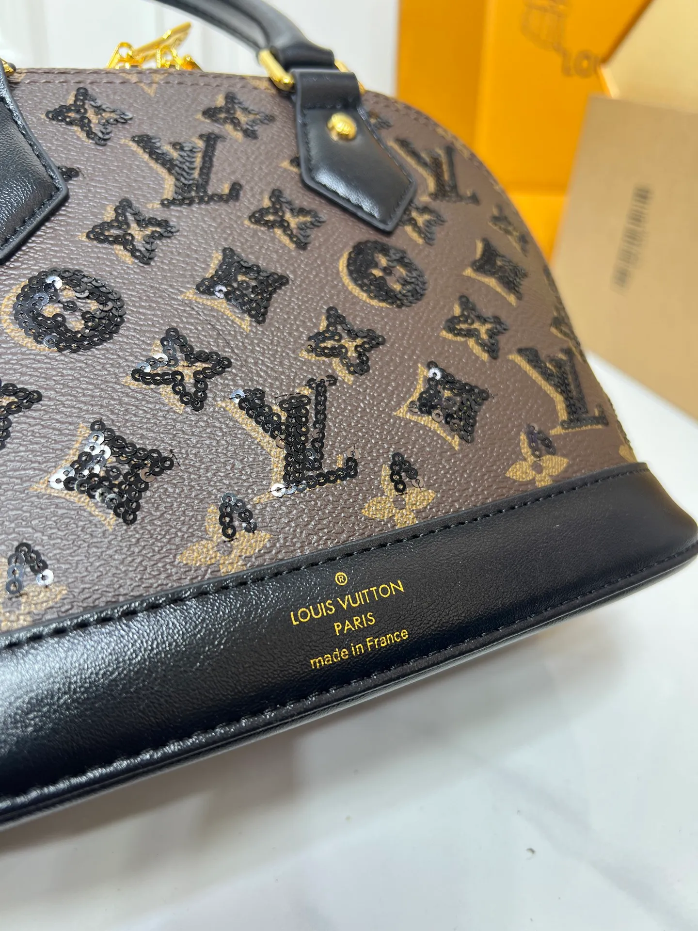 ￥340 ¥320 LV new shell bag, very high-end, salty or sweet, ultimate beauty, upgraded version of ALMA BB handbag model number M01917 53152 graffiti, the original top-quality presbyopia originated from the Louis Vuitton Alma handbag in 1934. Over time, it has gradually evolved from a square-cornered travel bag in shape to today's representative of elegant women's handbags. This mini bag in Monogram canvas easily holds keys, wallet, cell phone, lipstick and more. The Alma BB bag has a strap that adjusts the bag to waist or hip height for lightweight cross-body wear. Comes with counter gift box packaging 🎁 Size: 25 x 19 x 12 cm small size 20×17×10