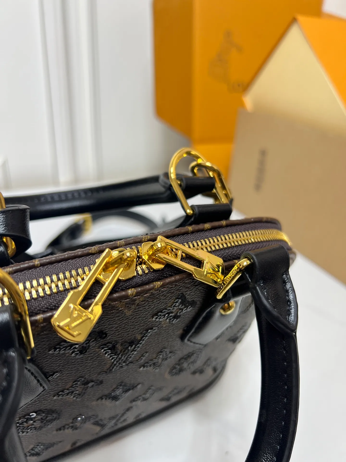 ￥340 ¥320 LV new shell bag, very high-end, salty or sweet, ultimate beauty, upgraded version of ALMA BB handbag model number M01917 53152 graffiti, the original top-quality presbyopia originated from the Louis Vuitton Alma handbag in 1934. Over time, it has gradually evolved from a square-cornered travel bag in shape to today's representative of elegant women's handbags. This mini bag in Monogram canvas easily holds keys, wallet, cell phone, lipstick and more. The Alma BB bag has a strap that adjusts the bag to waist or hip height for lightweight cross-body wear. Comes with counter gift box packaging 🎁 Size: 25 x 19 x 12 cm small size 20×17×10