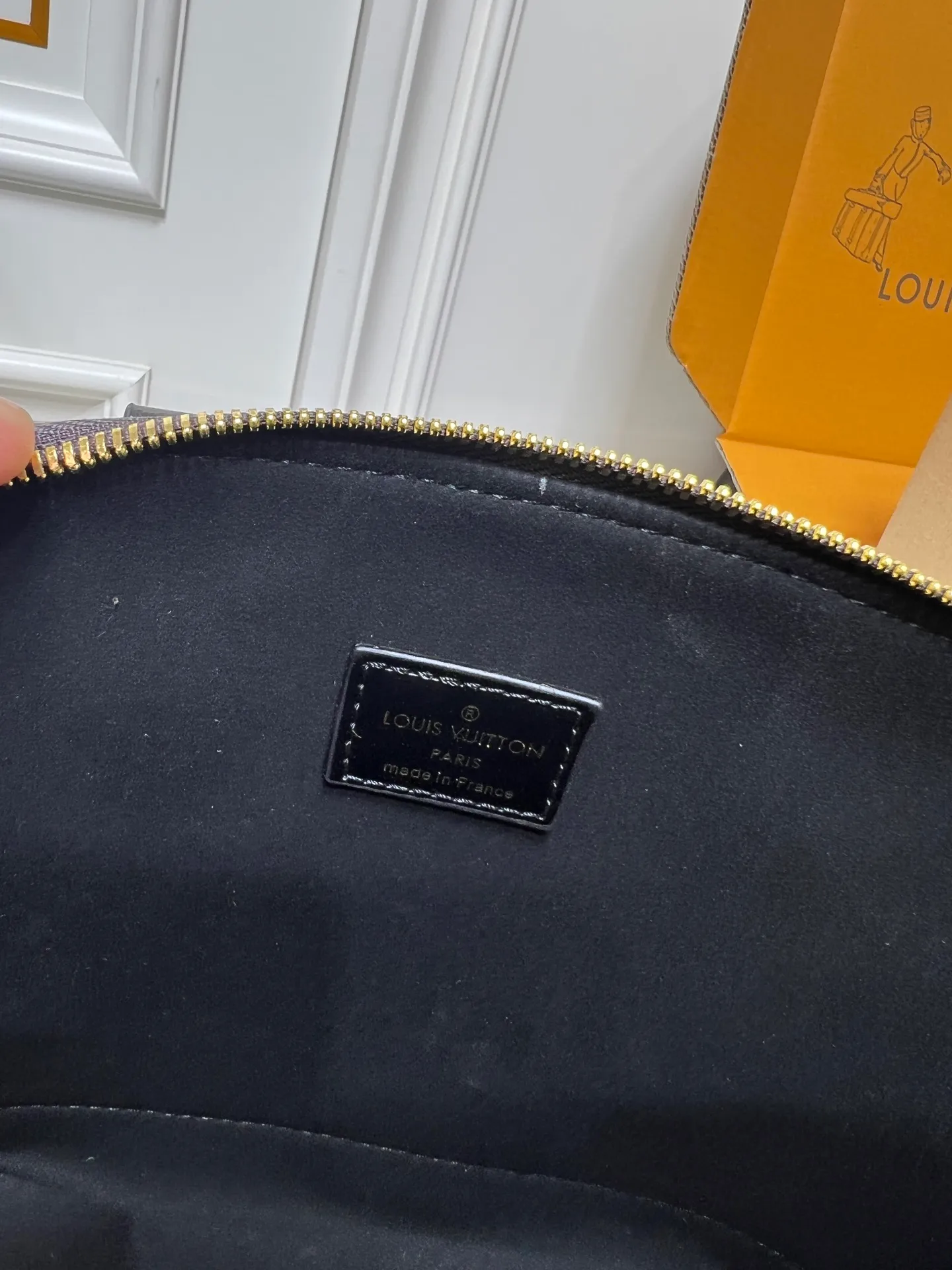 ￥340 ¥320 LV new shell bag, very high-end, salty or sweet, ultimate beauty, upgraded version of ALMA BB handbag model number M01917 53152 graffiti, the original top-quality presbyopia originated from the Louis Vuitton Alma handbag in 1934. Over time, it has gradually evolved from a square-cornered travel bag in shape to today's representative of elegant women's handbags. This mini bag in Monogram canvas easily holds keys, wallet, cell phone, lipstick and more. The Alma BB bag has a strap that adjusts the bag to waist or hip height for lightweight cross-body wear. Comes with counter gift box packaging 🎁 Size: 25 x 19 x 12 cm small size 20×17×10