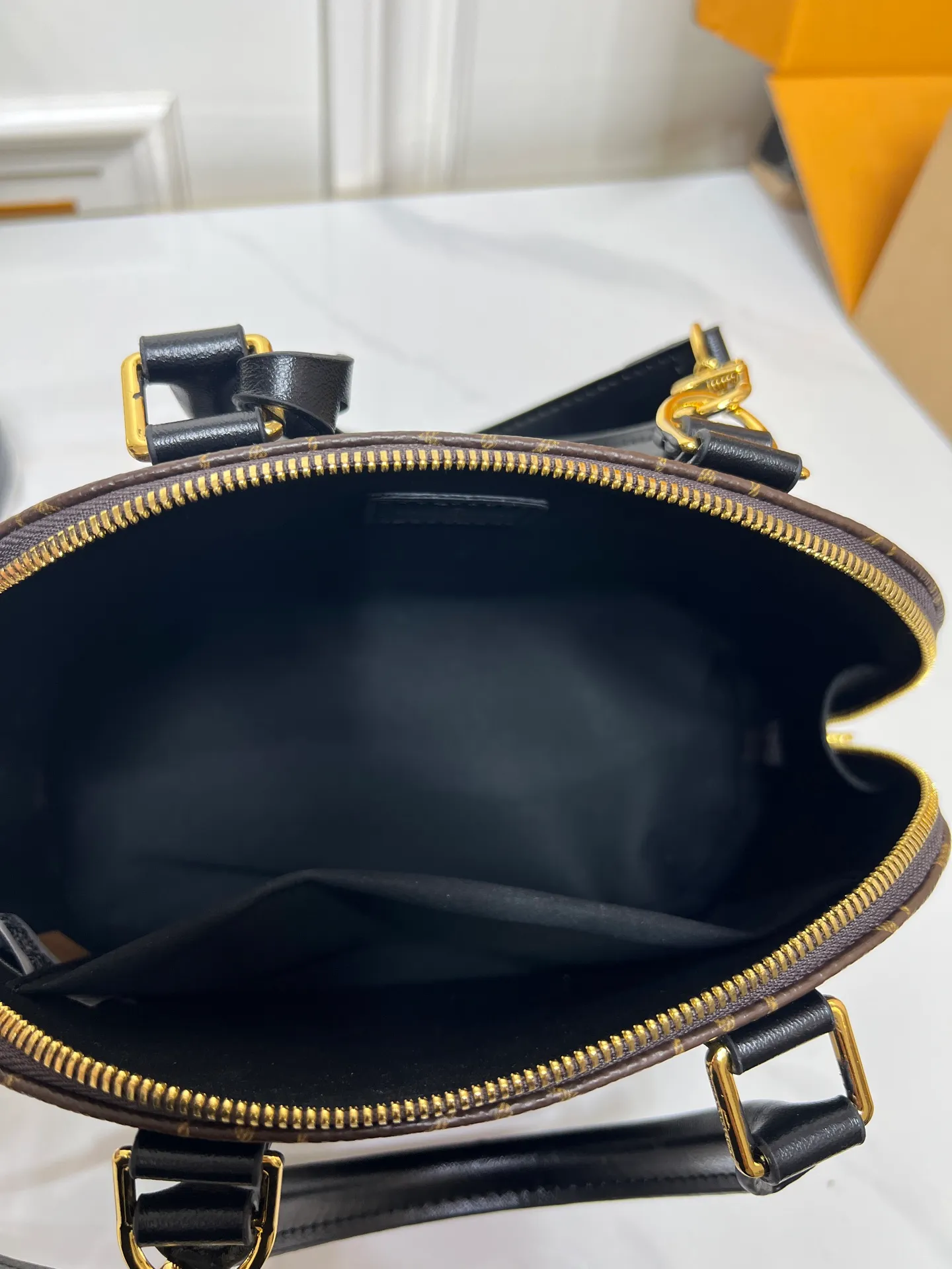 ￥340 ¥320 LV new shell bag, very high-end, salty or sweet, ultimate beauty, upgraded version of ALMA BB handbag model number M01917 53152 graffiti, the original top-quality presbyopia originated from the Louis Vuitton Alma handbag in 1934. Over time, it has gradually evolved from a square-cornered travel bag in shape to today's representative of elegant women's handbags. This mini bag in Monogram canvas easily holds keys, wallet, cell phone, lipstick and more. The Alma BB bag has a strap that adjusts the bag to waist or hip height for lightweight cross-body wear. Comes with counter gift box packaging 🎁 Size: 25 x 19 x 12 cm small size 20×17×10