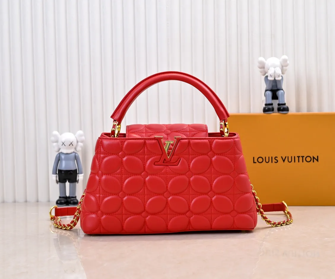 Upgraded version P440 M23999 Red This Monogram embroidered flower emerges from the elegant quilting, giving the Capucines BB handbag the style of Louis Vuitton store decoration. Soft sheepskin creates a stable structure and trim, and the detachable shoulder strap allows for comfortable shoulder or cross-body wear. Dimensions: 33 x 19 x 9 cm