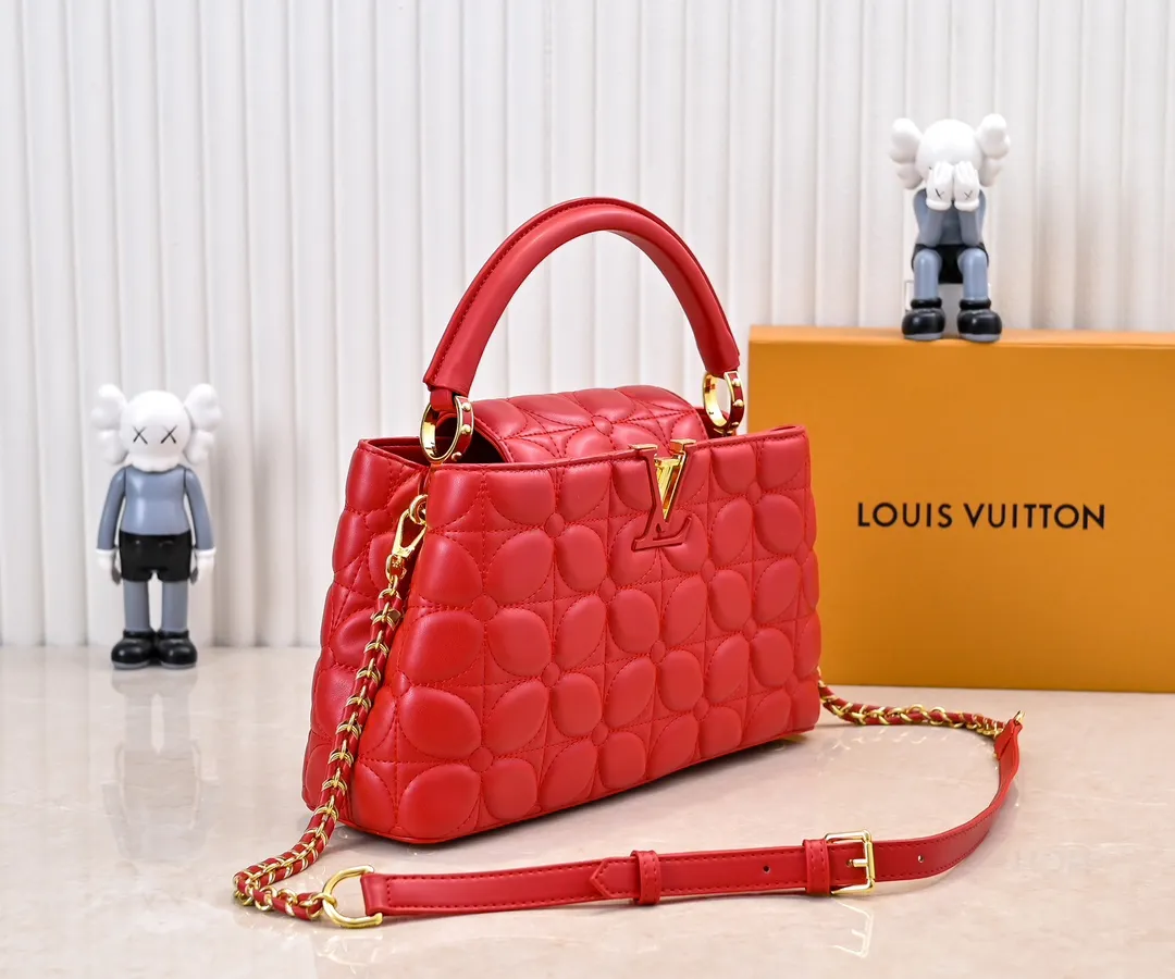 Upgraded version P440 M23999 Red This Monogram embroidered flower emerges from the elegant quilting, giving the Capucines BB handbag the style of Louis Vuitton store decoration. Soft sheepskin creates a stable structure and trim, and the detachable shoulder strap allows for comfortable shoulder or cross-body wear. Dimensions: 33 x 19 x 9 cm