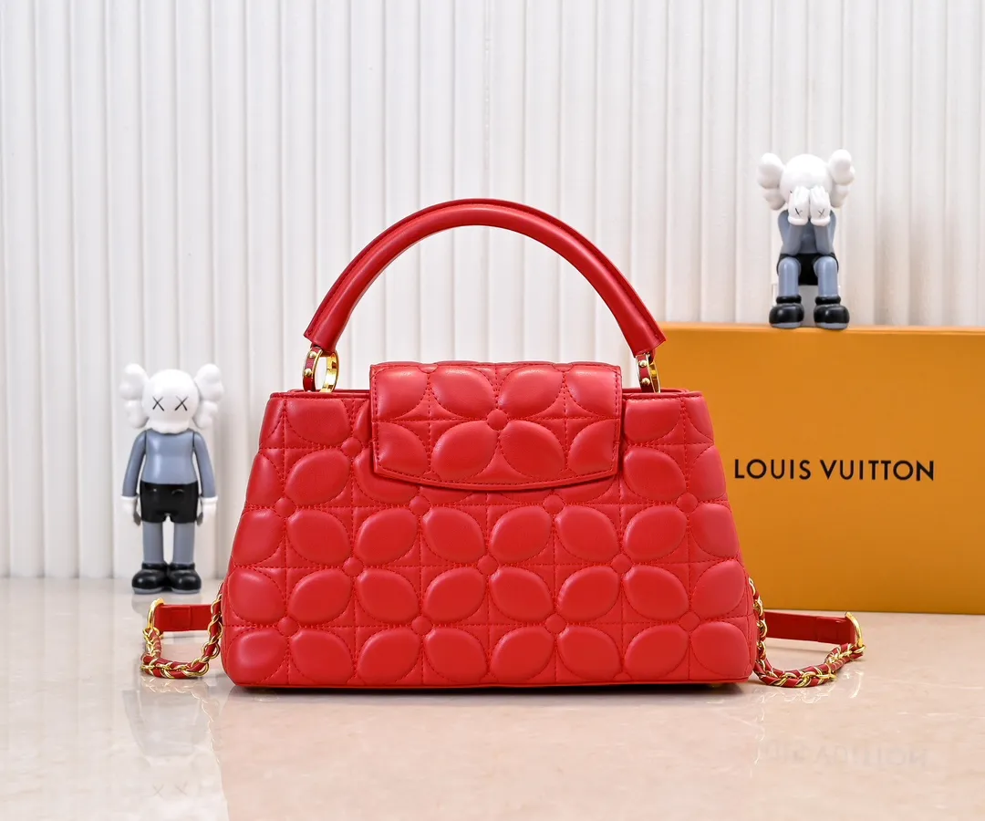 Upgraded version P440 M23999 Red This Monogram embroidered flower emerges from the elegant quilting, giving the Capucines BB handbag the style of Louis Vuitton store decoration. Soft sheepskin creates a stable structure and trim, and the detachable shoulder strap allows for comfortable shoulder or cross-body wear. Dimensions: 33 x 19 x 9 cm