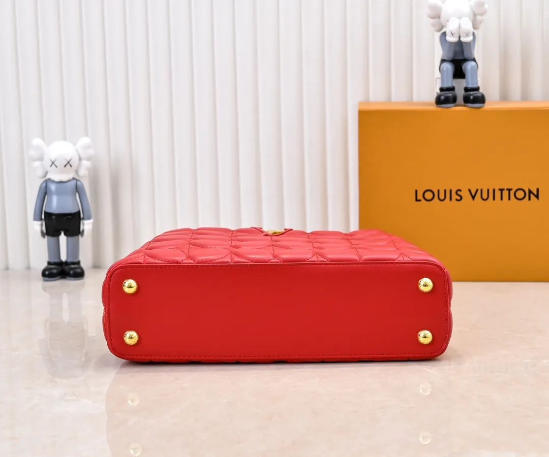 Upgraded version P440 M23999 Red This Monogram embroidered flower emerges from the elegant quilting, giving the Capucines BB handbag the style of Louis Vuitton store decoration. Soft sheepskin creates a stable structure and trim, and the detachable shoulder strap allows for comfortable shoulder or cross-body wear. Dimensions: 33 x 19 x 9 cm