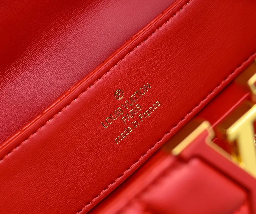 Upgraded version P440 M23999 Red This Monogram embroidered flower emerges from the elegant quilting, giving the Capucines BB handbag the style of Louis Vuitton store decoration. Soft sheepskin creates a stable structure and trim, and the detachable shoulder strap allows for comfortable shoulder or cross-body wear. Dimensions: 33 x 19 x 9 cm