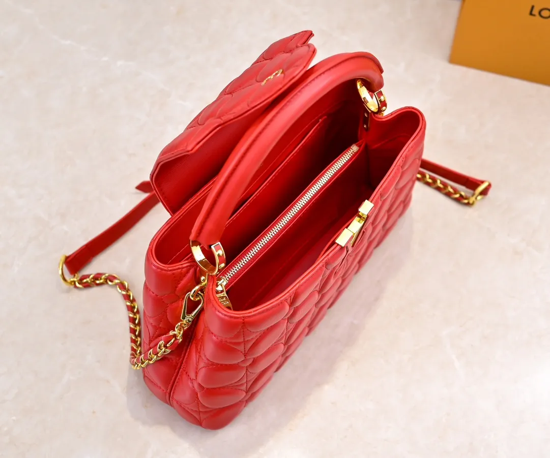 Upgraded version P440 M23999 Red This Monogram embroidered flower emerges from the elegant quilting, giving the Capucines BB handbag the style of Louis Vuitton store decoration. Soft sheepskin creates a stable structure and trim, and the detachable shoulder strap allows for comfortable shoulder or cross-body wear. Dimensions: 33 x 19 x 9 cm