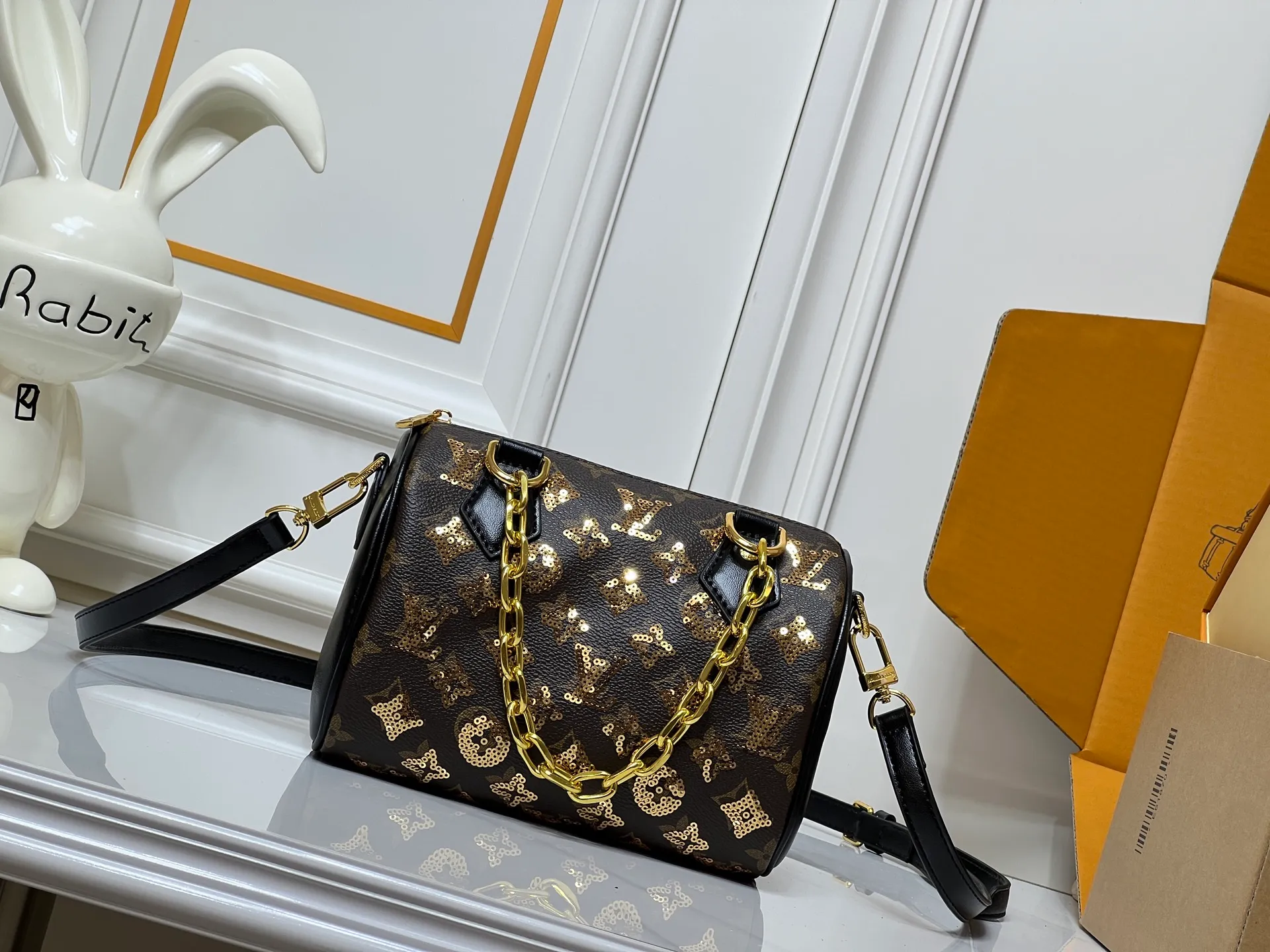 Batch 340💰Upgraded original M58953 gold sequins M46234 M14291 Speedy Bandoulière 20 handbag is made of soft coated canvas, with colorful rainbow tones tracing the full-length Monogram pattern, highlighting the smart style of the Louis Vuitton x Murakami reissue series. The Toron handle and detachable shoulder strap are constructed of cow leather, the metal corners recall classic luggage elements, and the bow-shaped key bag and padlock add brand touches. Dimensions: 20.5 x 13.5 x 12.0 cm (length x height x width)