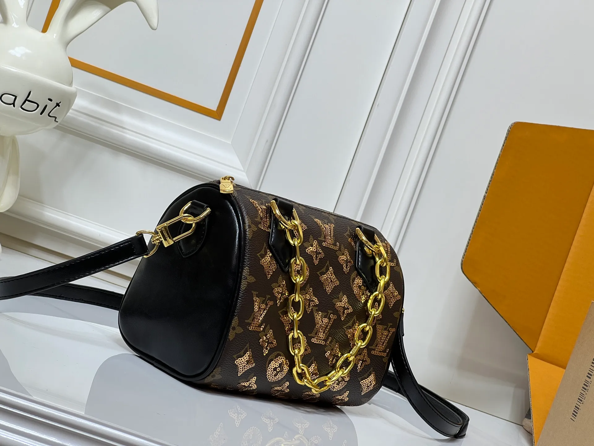 Batch 340💰Upgraded original M58953 gold sequins M46234 M14291 Speedy Bandoulière 20 handbag is made of soft coated canvas, with colorful rainbow tones tracing the full-length Monogram pattern, highlighting the smart style of the Louis Vuitton x Murakami reissue series. The Toron handle and detachable shoulder strap are constructed of cow leather, the metal corners recall classic luggage elements, and the bow-shaped key bag and padlock add brand touches. Dimensions: 20.5 x 13.5 x 12.0 cm (length x height x width)