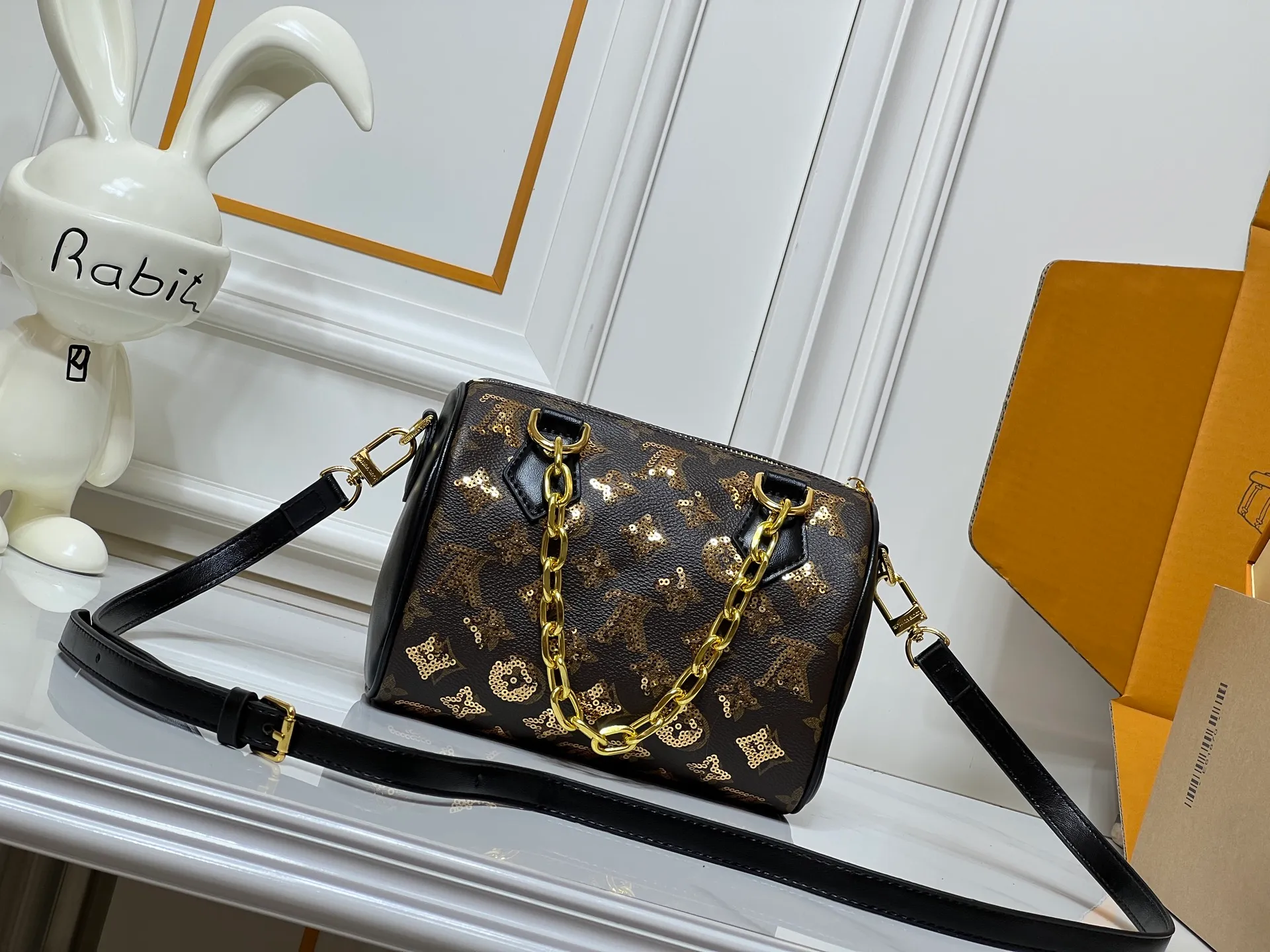 Batch 340💰Upgraded original M58953 gold sequins M46234 M14291 Speedy Bandoulière 20 handbag is made of soft coated canvas, with colorful rainbow tones tracing the full-length Monogram pattern, highlighting the smart style of the Louis Vuitton x Murakami reissue series. The Toron handle and detachable shoulder strap are constructed of cow leather, the metal corners recall classic luggage elements, and the bow-shaped key bag and padlock add brand touches. Dimensions: 20.5 x 13.5 x 12.0 cm (length x height x width)