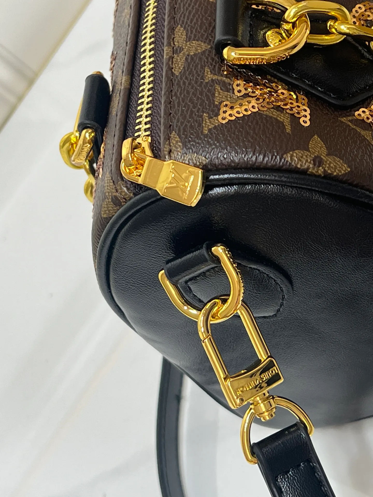 Batch 340💰Upgraded original M58953 gold sequins M46234 M14291 Speedy Bandoulière 20 handbag is made of soft coated canvas, with colorful rainbow tones tracing the full-length Monogram pattern, highlighting the smart style of the Louis Vuitton x Murakami reissue series. The Toron handle and detachable shoulder strap are constructed of cow leather, the metal corners recall classic luggage elements, and the bow-shaped key bag and padlock add brand touches. Dimensions: 20.5 x 13.5 x 12.0 cm (length x height x width)