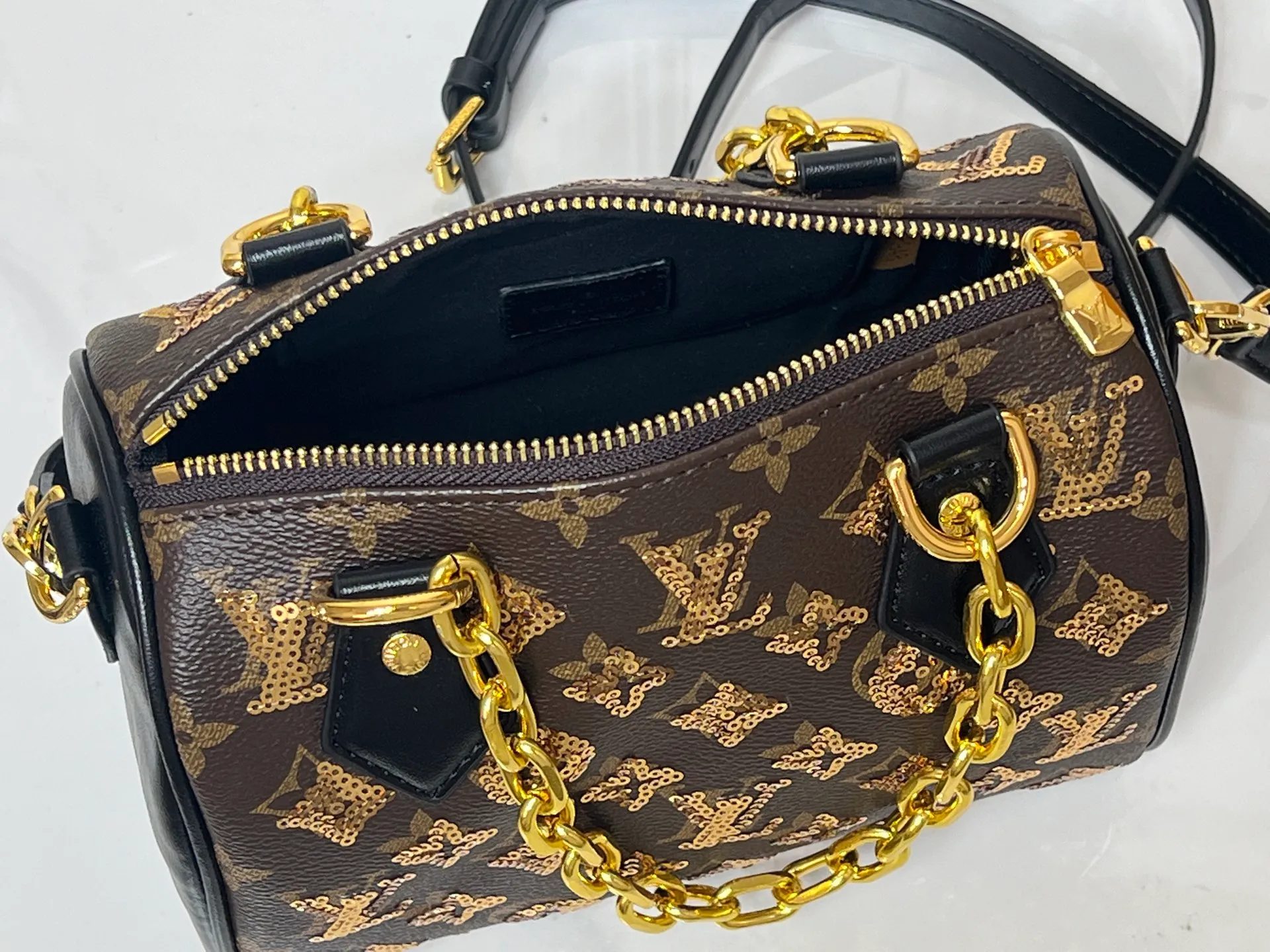 Batch 340💰Upgraded original M58953 gold sequins M46234 M14291 Speedy Bandoulière 20 handbag is made of soft coated canvas, with colorful rainbow tones tracing the full-length Monogram pattern, highlighting the smart style of the Louis Vuitton x Murakami reissue series. The Toron handle and detachable shoulder strap are constructed of cow leather, the metal corners recall classic luggage elements, and the bow-shaped key bag and padlock add brand touches. Dimensions: 20.5 x 13.5 x 12.0 cm (length x height x width)