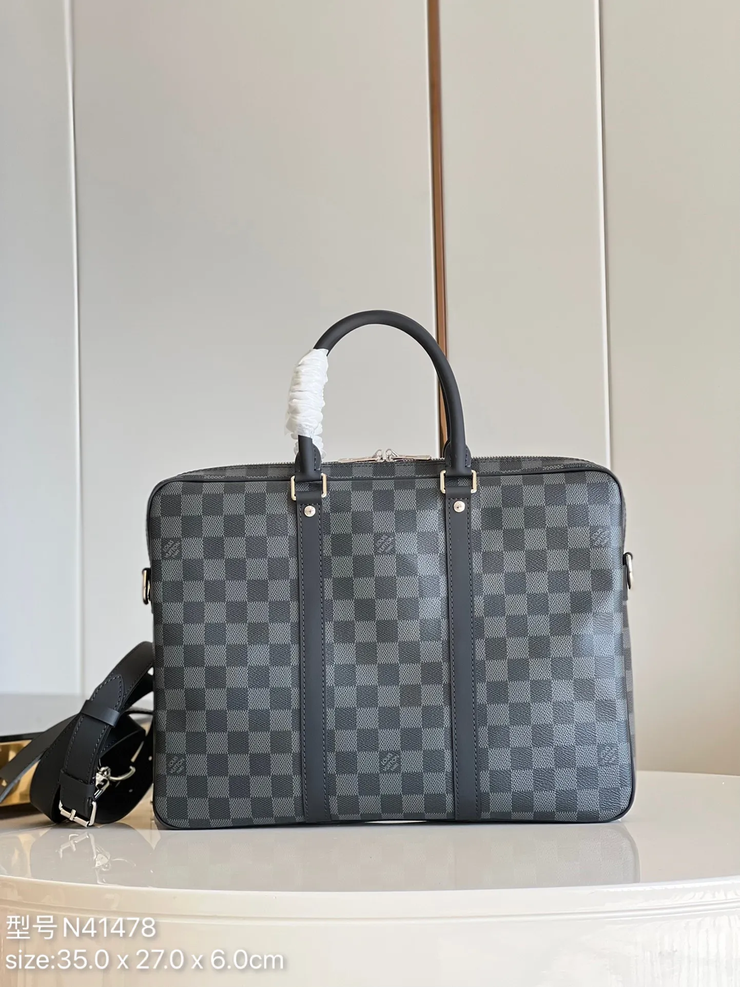 💰940 Top original order [Exclusive real shot N41478] PORTE-DOCUMENTS VOYAGE small briefcase produced by FL has elegant design and powerful functionality. The iconic Damier Ebène canvas creates the ideal Louis Vuitton business bag. Dimensions: 35.0 x 27.0 x 6.0 cm Top-quality original item [Exclusive real shot N41478] PORTE-DOCUMENTS VOYAGE small briefcase produced by FL has elegant design and powerful functionality. The iconic Damier Ebène canvas creates the ideal Louis Vuitton business bag. Dimensions: 35.0 x 27.0 x 6.0 cm