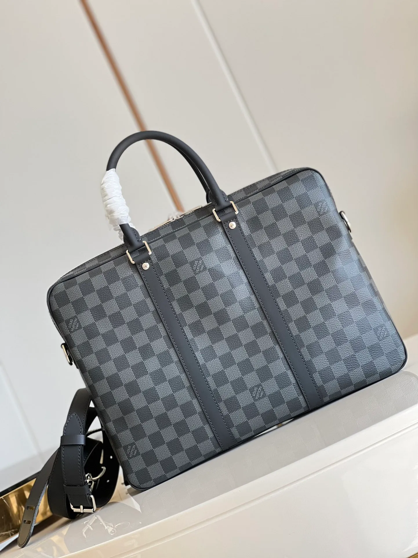 💰940 Top original order [Exclusive real shot N41478] PORTE-DOCUMENTS VOYAGE small briefcase produced by FL has elegant design and powerful functionality. The iconic Damier Ebène canvas creates the ideal Louis Vuitton business bag. Dimensions: 35.0 x 27.0 x 6.0 cm Top-quality original item [Exclusive real shot N41478] PORTE-DOCUMENTS VOYAGE small briefcase produced by FL has elegant design and powerful functionality. The iconic Damier Ebène canvas creates the ideal Louis Vuitton business bag. Dimensions: 35.0 x 27.0 x 6.0 cm