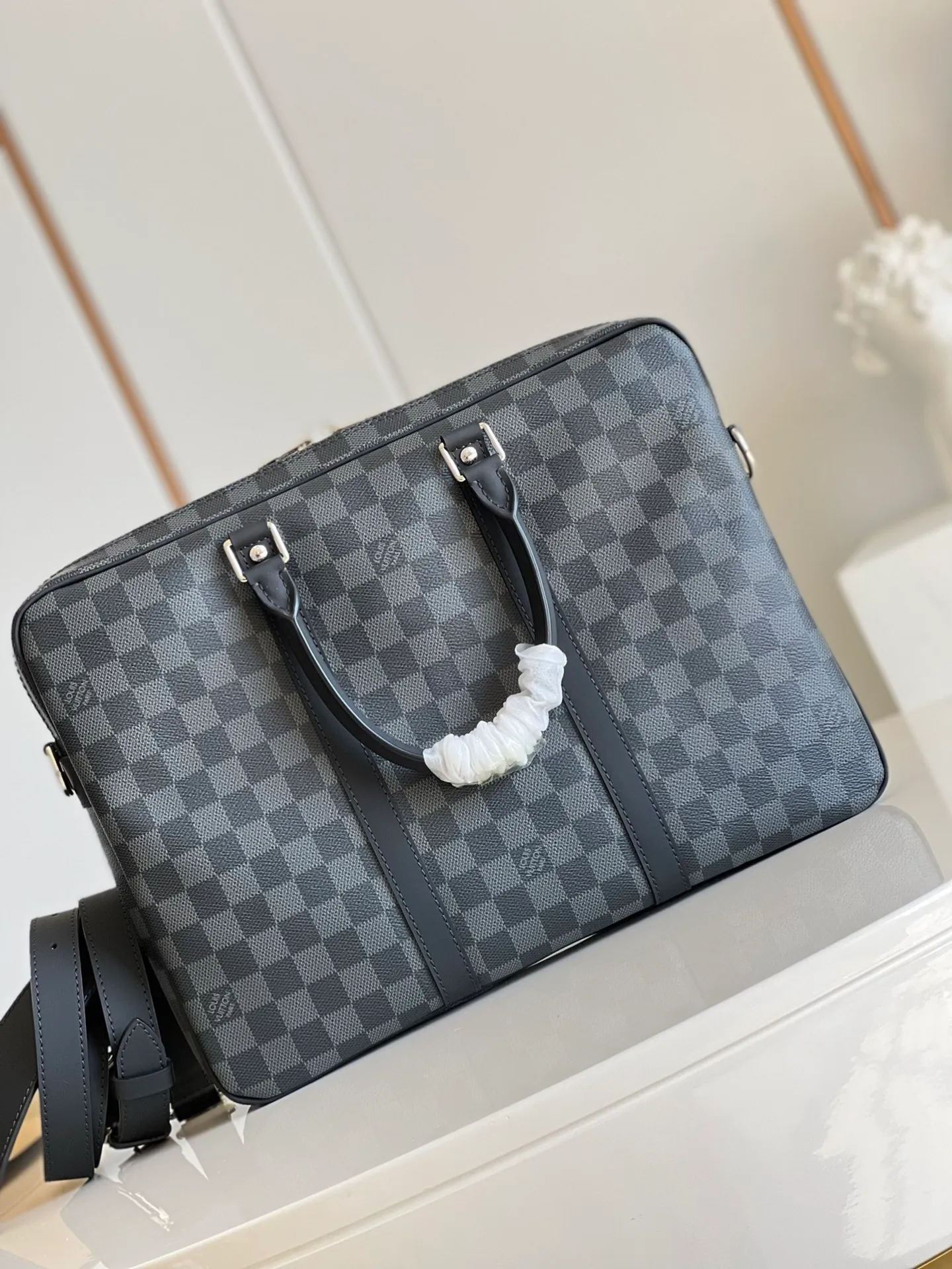💰940 Top original order [Exclusive real shot N41478] PORTE-DOCUMENTS VOYAGE small briefcase produced by FL has elegant design and powerful functionality. The iconic Damier Ebène canvas creates the ideal Louis Vuitton business bag. Dimensions: 35.0 x 27.0 x 6.0 cm Top-quality original item [Exclusive real shot N41478] PORTE-DOCUMENTS VOYAGE small briefcase produced by FL has elegant design and powerful functionality. The iconic Damier Ebène canvas creates the ideal Louis Vuitton business bag. Dimensions: 35.0 x 27.0 x 6.0 cm