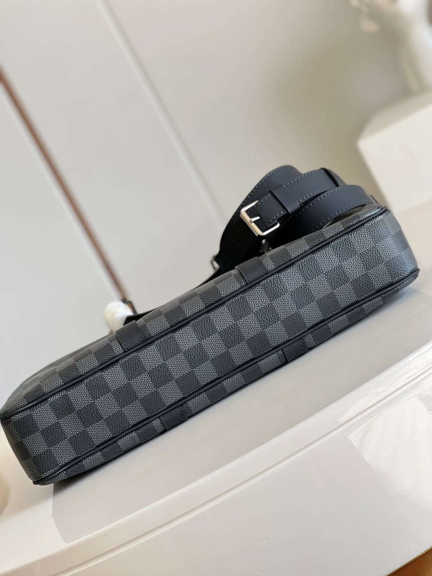 💰940 Top original order [Exclusive real shot N41478] PORTE-DOCUMENTS VOYAGE small briefcase produced by FL has elegant design and powerful functionality. The iconic Damier Ebène canvas creates the ideal Louis Vuitton business bag. Dimensions: 35.0 x 27.0 x 6.0 cm Top-quality original item [Exclusive real shot N41478] PORTE-DOCUMENTS VOYAGE small briefcase produced by FL has elegant design and powerful functionality. The iconic Damier Ebène canvas creates the ideal Louis Vuitton business bag. Dimensions: 35.0 x 27.0 x 6.0 cm