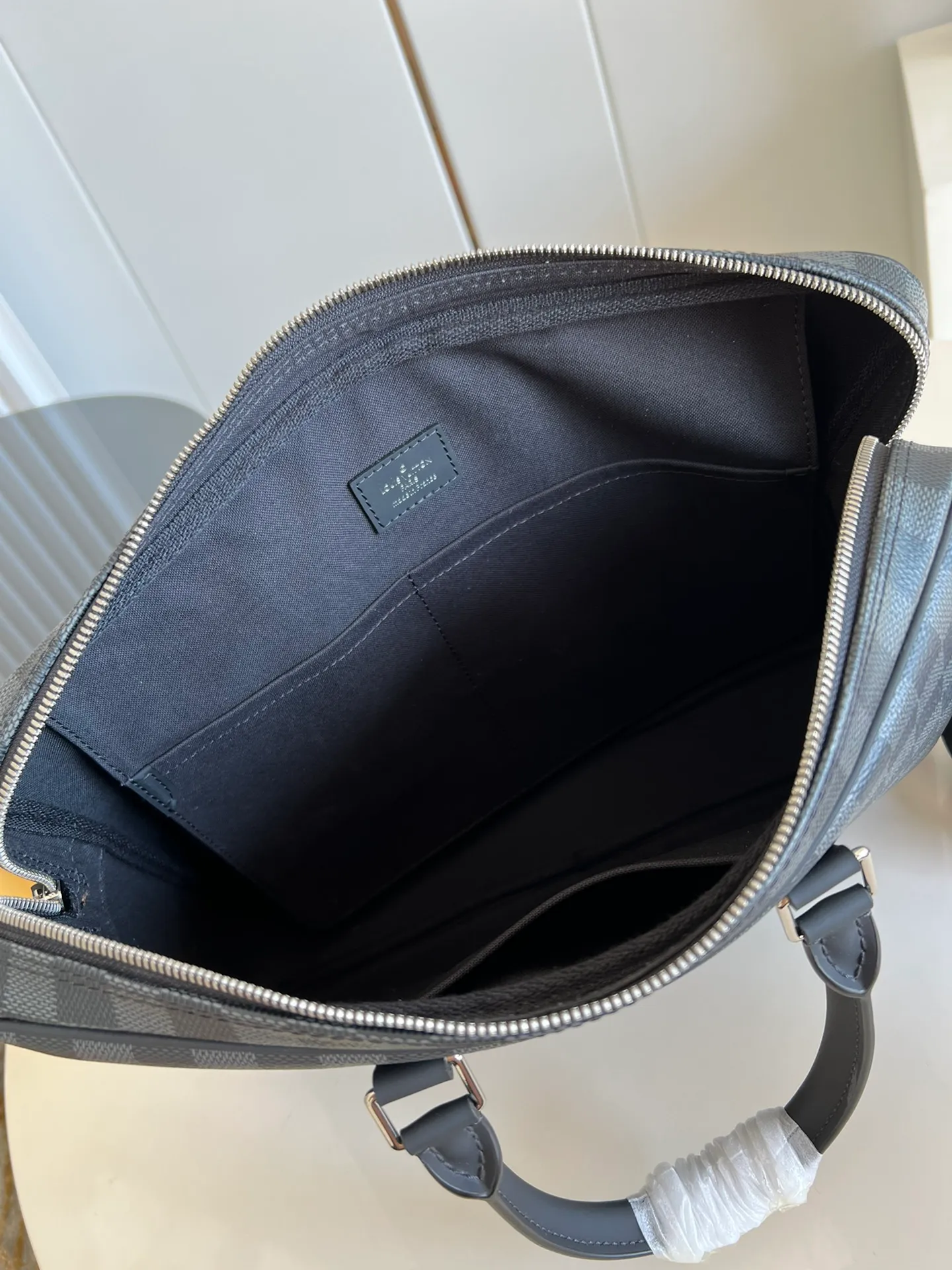 💰940 Top original order [Exclusive real shot N41478] PORTE-DOCUMENTS VOYAGE small briefcase produced by FL has elegant design and powerful functionality. The iconic Damier Ebène canvas creates the ideal Louis Vuitton business bag. Dimensions: 35.0 x 27.0 x 6.0 cm Top-quality original item [Exclusive real shot N41478] PORTE-DOCUMENTS VOYAGE small briefcase produced by FL has elegant design and powerful functionality. The iconic Damier Ebène canvas creates the ideal Louis Vuitton business bag. Dimensions: 35.0 x 27.0 x 6.0 cm