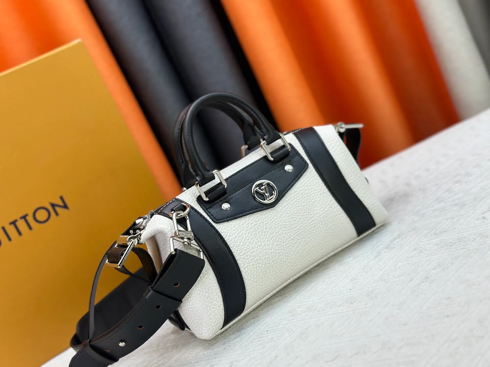P300 [Exclusive real shot] M25566 M14623 Full leather motorcycle bag M14702 M14700 NANO LV BIKER handbag This Nano LV Rider handbag is from the 2025 spring and summer series. It is made of pixelated grain sheep leather with smooth cowhide elements, and is decorated with elegant patches with the LV Circle logo. The foldable configuration makes it easy to store in a suitcase, and the modern design adds a rock-n-roll edge to any look. Dimensions: 10 x 10 x 23 cm