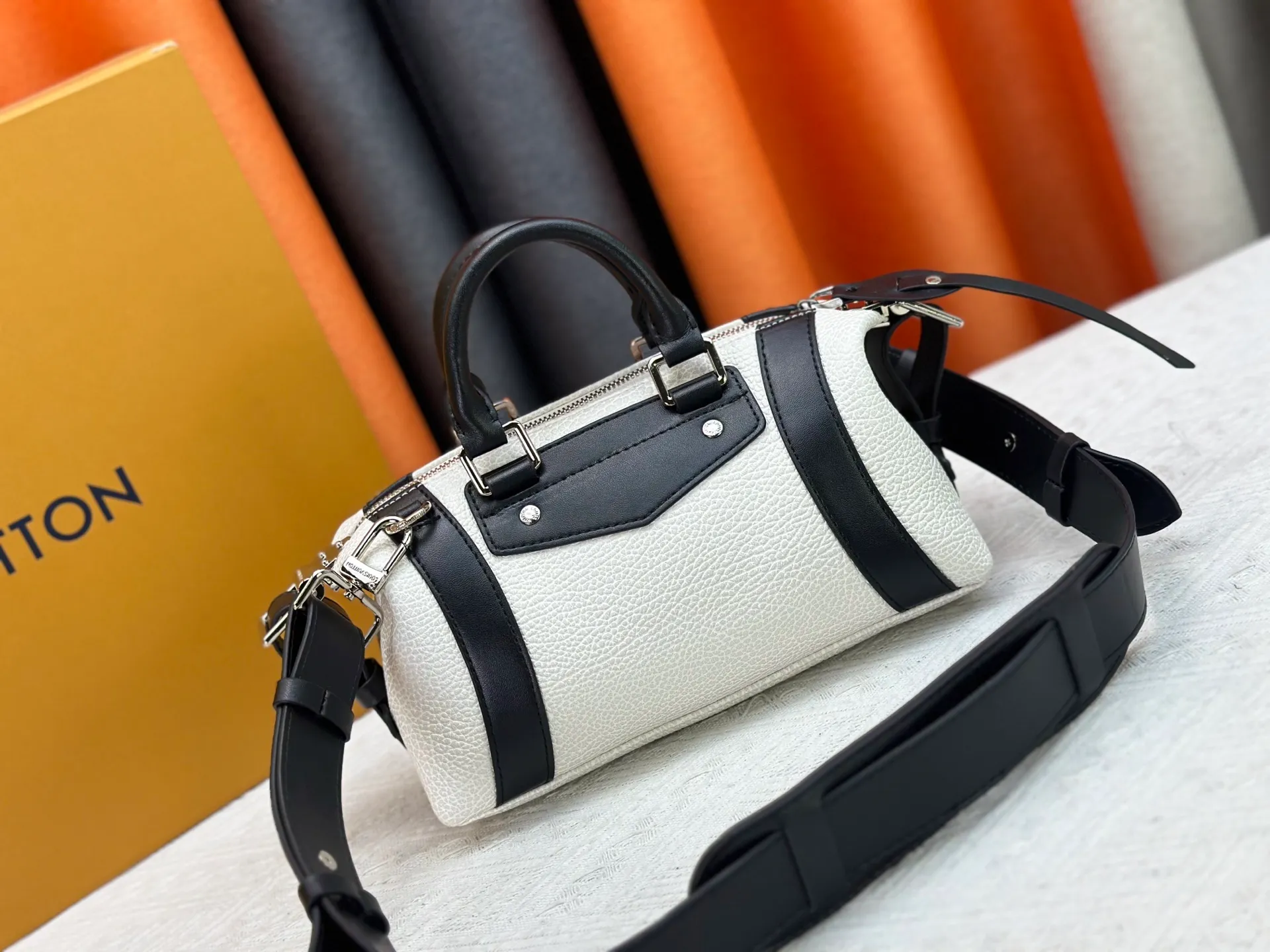 P300 [Exclusive real shot] M25566 M14623 Full leather motorcycle bag M14702 M14700 NANO LV BIKER handbag This Nano LV Rider handbag is from the 2025 spring and summer series. It is made of pixelated grain sheep leather with smooth cowhide elements, and is decorated with elegant patches with the LV Circle logo. The foldable configuration makes it easy to store in a suitcase, and the modern design adds a rock-n-roll edge to any look. Dimensions: 10 x 10 x 23 cm