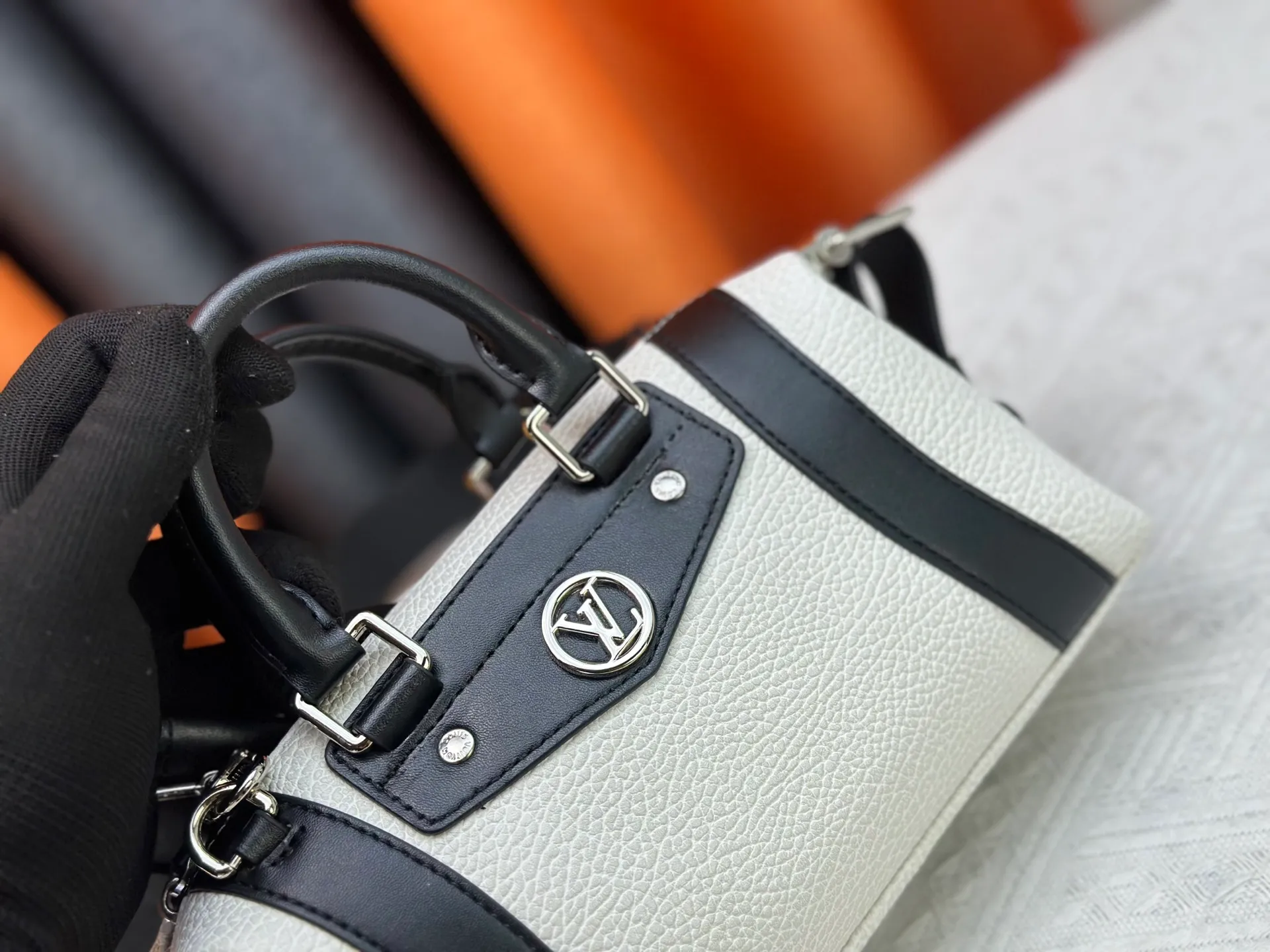 P300 [Exclusive real shot] M25566 M14623 Full leather motorcycle bag M14702 M14700 NANO LV BIKER handbag This Nano LV Rider handbag is from the 2025 spring and summer series. It is made of pixelated grain sheep leather with smooth cowhide elements, and is decorated with elegant patches with the LV Circle logo. The foldable configuration makes it easy to store in a suitcase, and the modern design adds a rock-n-roll edge to any look. Dimensions: 10 x 10 x 23 cm