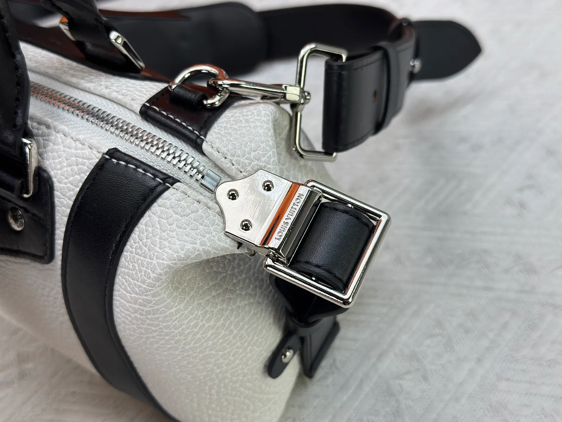 P300 [Exclusive real shot] M25566 M14623 Full leather motorcycle bag M14702 M14700 NANO LV BIKER handbag This Nano LV Rider handbag is from the 2025 spring and summer series. It is made of pixelated grain sheep leather with smooth cowhide elements, and is decorated with elegant patches with the LV Circle logo. The foldable configuration makes it easy to store in a suitcase, and the modern design adds a rock-n-roll edge to any look. Dimensions: 10 x 10 x 23 cm