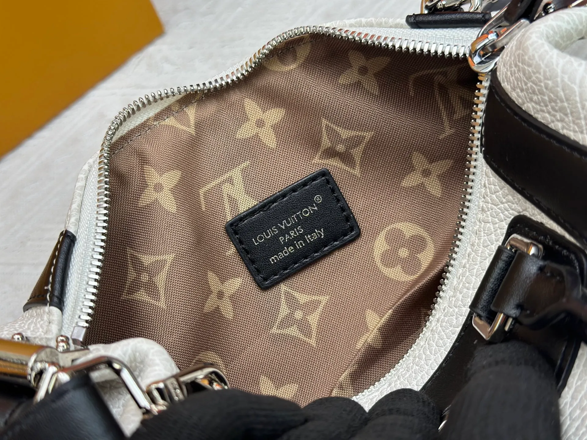 P300 [Exclusive real shot] M25566 M14623 Full leather motorcycle bag M14702 M14700 NANO LV BIKER handbag This Nano LV Rider handbag is from the 2025 spring and summer series. It is made of pixelated grain sheep leather with smooth cowhide elements, and is decorated with elegant patches with the LV Circle logo. The foldable configuration makes it easy to store in a suitcase, and the modern design adds a rock-n-roll edge to any look. Dimensions: 10 x 10 x 23 cm