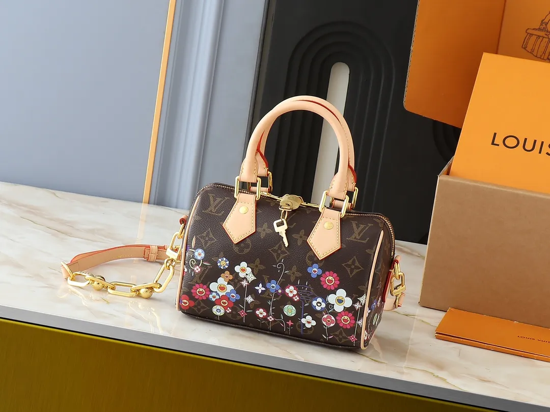💰240💰Upgraded from the original M14175 M46234. This Speedy Bandoulière 20 handbag combines Monogram canvas and cow leather trim, and uses the bright elements of the Louis Vuitton x Murakami reissue series to convey trendy style. The Monogram floral pattern is recreated in Murakami's "super-flat" artistic concept on the front and back, and the zipper closure is decorated with a dazzling padlock. Toron handles and a detachable and adjustable chain allow for comfortable carrying. Dimensions: 20.5 x 13.5 x 12.0 cm (length x height x width)