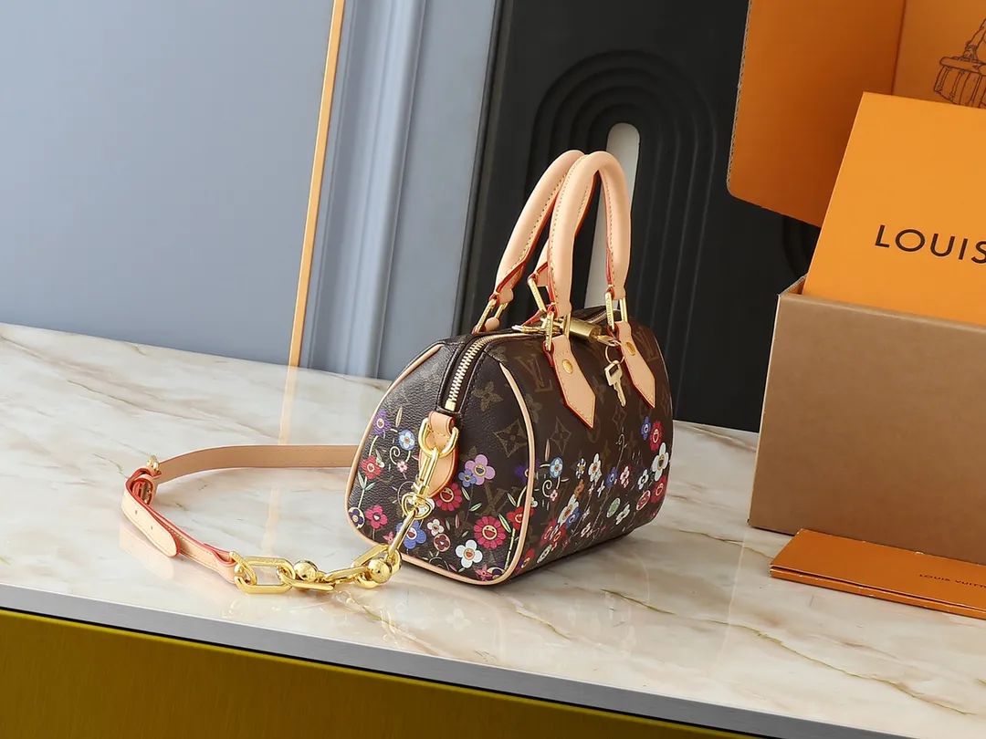 💰240💰Upgraded from the original M14175 M46234. This Speedy Bandoulière 20 handbag combines Monogram canvas and cow leather trim, and uses the bright elements of the Louis Vuitton x Murakami reissue series to convey trendy style. The Monogram floral pattern is recreated in Murakami's "super-flat" artistic concept on the front and back, and the zipper closure is decorated with a dazzling padlock. Toron handles and a detachable and adjustable chain allow for comfortable carrying. Dimensions: 20.5 x 13.5 x 12.0 cm (length x height x width)