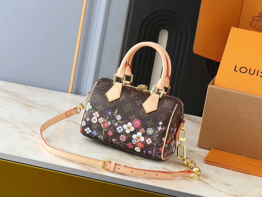 💰240💰Upgraded from the original M14175 M46234. This Speedy Bandoulière 20 handbag combines Monogram canvas and cow leather trim, and uses the bright elements of the Louis Vuitton x Murakami reissue series to convey trendy style. The Monogram floral pattern is recreated in Murakami's "super-flat" artistic concept on the front and back, and the zipper closure is decorated with a dazzling padlock. Toron handles and a detachable and adjustable chain allow for comfortable carrying. Dimensions: 20.5 x 13.5 x 12.0 cm (length x height x width)