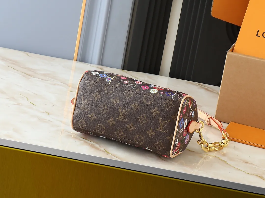 💰240💰Upgraded from the original M14175 M46234. This Speedy Bandoulière 20 handbag combines Monogram canvas and cow leather trim, and uses the bright elements of the Louis Vuitton x Murakami reissue series to convey trendy style. The Monogram floral pattern is recreated in Murakami's "super-flat" artistic concept on the front and back, and the zipper closure is decorated with a dazzling padlock. Toron handles and a detachable and adjustable chain allow for comfortable carrying. Dimensions: 20.5 x 13.5 x 12.0 cm (length x height x width)