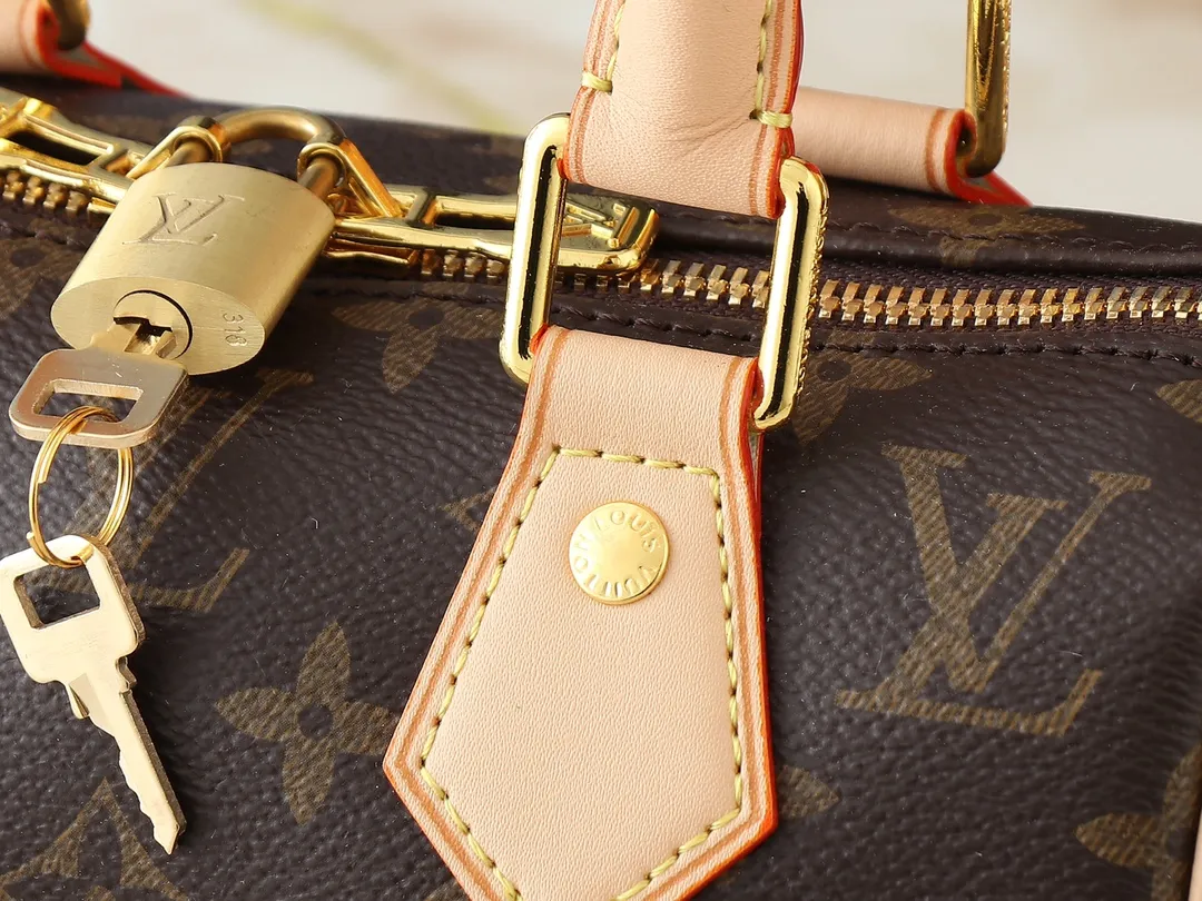 💰240💰Upgraded from the original M14175 M46234. This Speedy Bandoulière 20 handbag combines Monogram canvas and cow leather trim, and uses the bright elements of the Louis Vuitton x Murakami reissue series to convey trendy style. The Monogram floral pattern is recreated in Murakami's "super-flat" artistic concept on the front and back, and the zipper closure is decorated with a dazzling padlock. Toron handles and a detachable and adjustable chain allow for comfortable carrying. Dimensions: 20.5 x 13.5 x 12.0 cm (length x height x width)