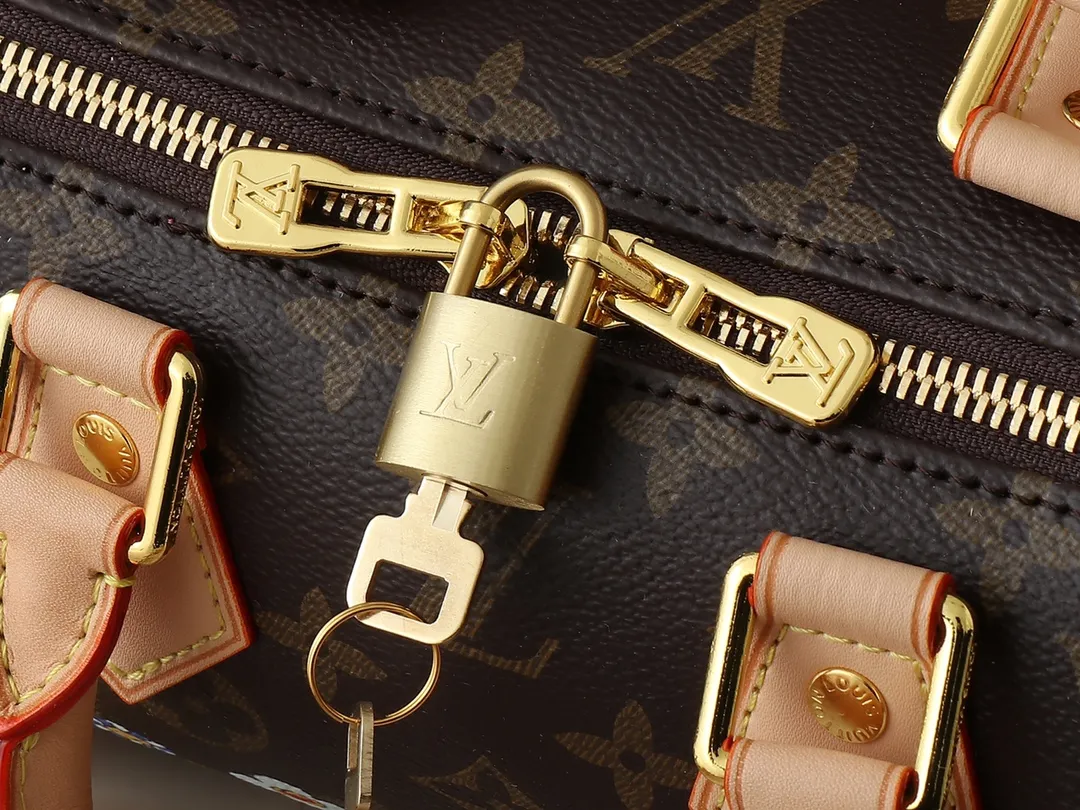 💰240💰Upgraded from the original M14175 M46234. This Speedy Bandoulière 20 handbag combines Monogram canvas and cow leather trim, and uses the bright elements of the Louis Vuitton x Murakami reissue series to convey trendy style. The Monogram floral pattern is recreated in Murakami's "super-flat" artistic concept on the front and back, and the zipper closure is decorated with a dazzling padlock. Toron handles and a detachable and adjustable chain allow for comfortable carrying. Dimensions: 20.5 x 13.5 x 12.0 cm (length x height x width)