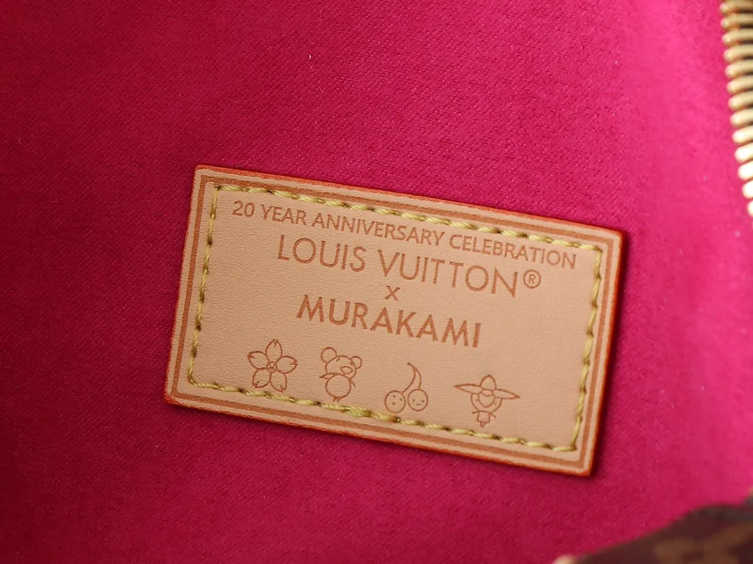💰240💰Upgraded from the original M14175 M46234. This Speedy Bandoulière 20 handbag combines Monogram canvas and cow leather trim, and uses the bright elements of the Louis Vuitton x Murakami reissue series to convey trendy style. The Monogram floral pattern is recreated in Murakami's "super-flat" artistic concept on the front and back, and the zipper closure is decorated with a dazzling padlock. Toron handles and a detachable and adjustable chain allow for comfortable carrying. Dimensions: 20.5 x 13.5 x 12.0 cm (length x height x width)