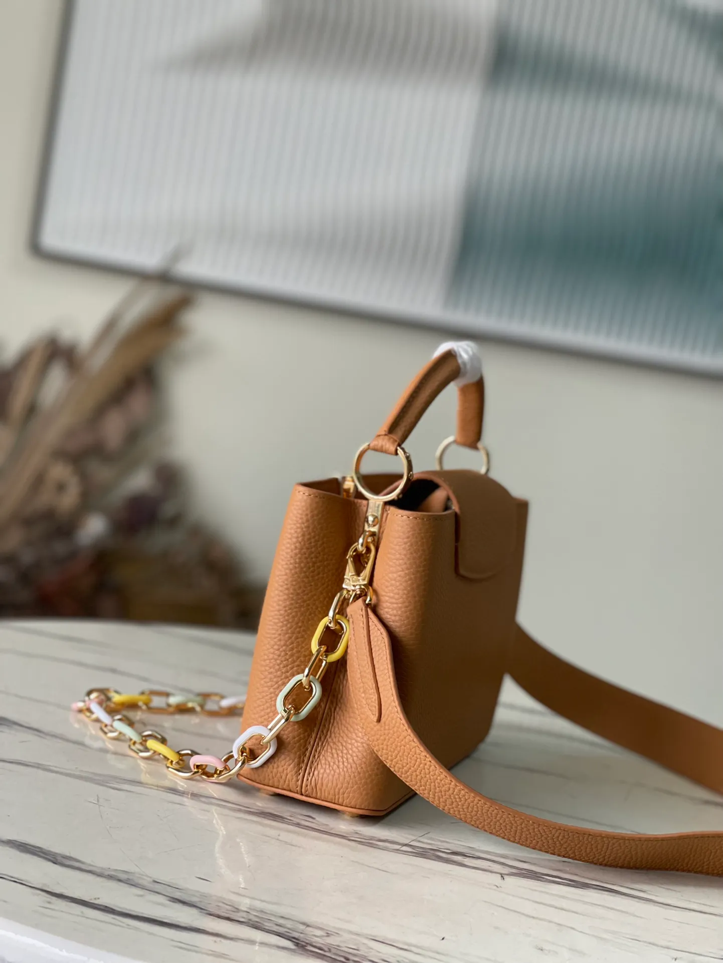 💰2660 (Special Grade Original Leather) M21652 Brown Small This Capucines small handbag is made of Taurillon leather, with metal and resin links interlocking with each other, adding a fun carrying method in addition to the top handle and detachable wide shoulder strap. The signature flap of the Capucines collection is tucked in to reveal the logo. Dimensions: 27 x 18 x 9 cm