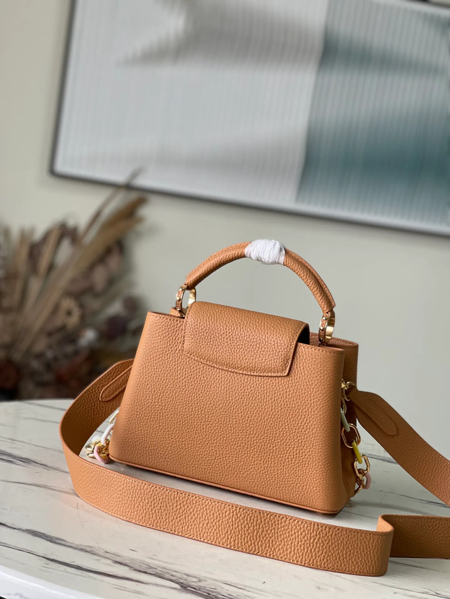 💰2660 (Special Grade Original Leather) M21652 Brown Small This Capucines small handbag is made of Taurillon leather, with metal and resin links interlocking with each other, adding a fun carrying method in addition to the top handle and detachable wide shoulder strap. The signature flap of the Capucines collection is tucked in to reveal the logo. Dimensions: 27 x 18 x 9 cm