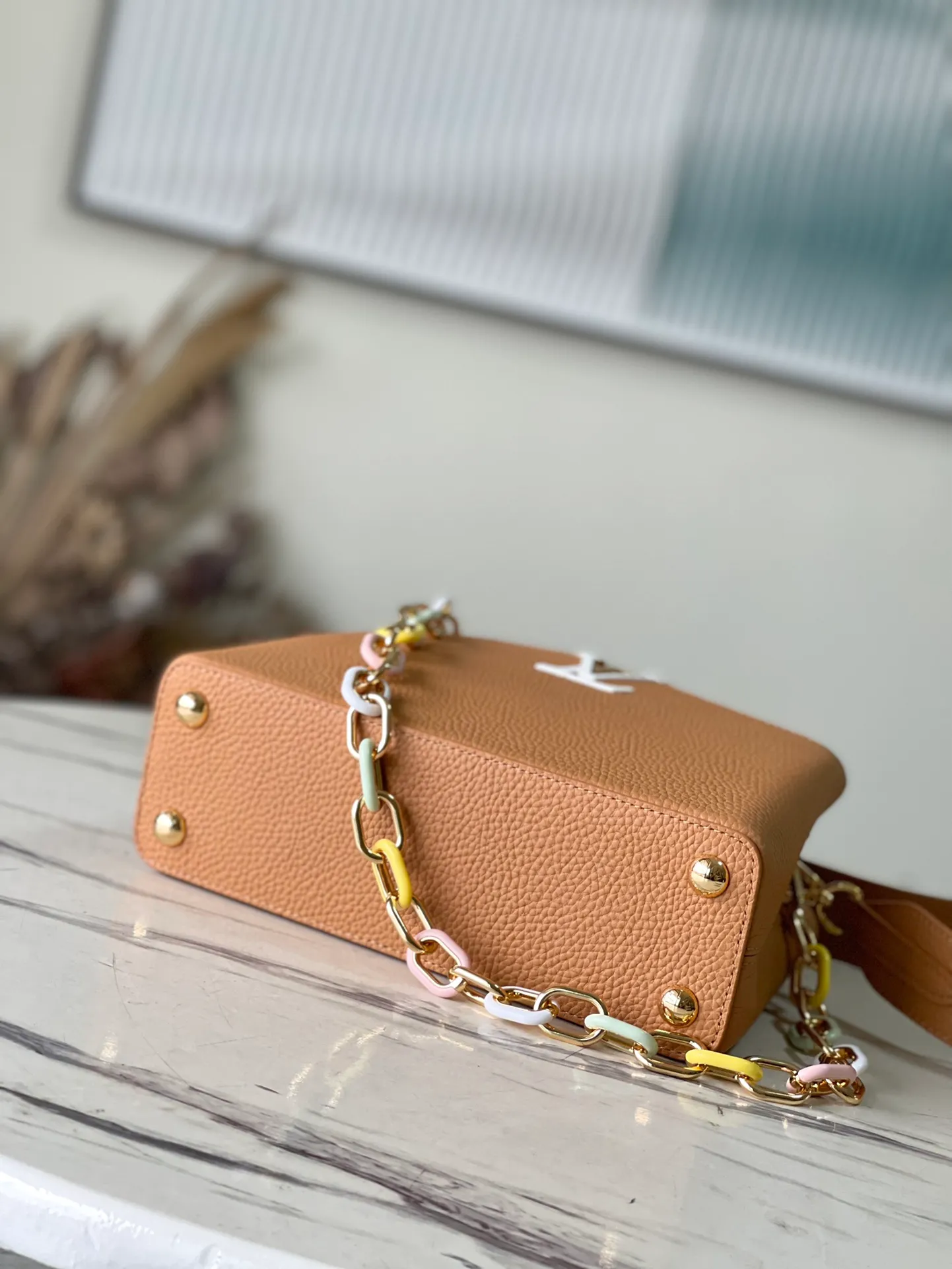 💰2660 (Special Grade Original Leather) M21652 Brown Small This Capucines small handbag is made of Taurillon leather, with metal and resin links interlocking with each other, adding a fun carrying method in addition to the top handle and detachable wide shoulder strap. The signature flap of the Capucines collection is tucked in to reveal the logo. Dimensions: 27 x 18 x 9 cm