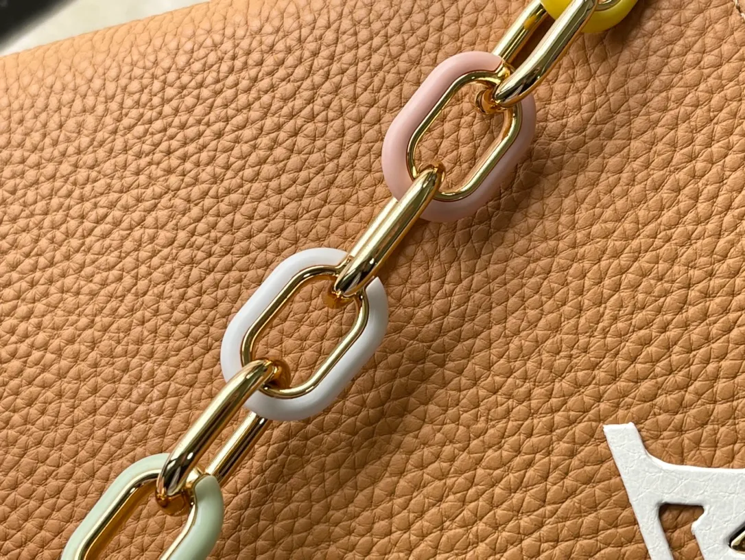 💰2660 (Special Grade Original Leather) M21652 Brown Small This Capucines small handbag is made of Taurillon leather, with metal and resin links interlocking with each other, adding a fun carrying method in addition to the top handle and detachable wide shoulder strap. The signature flap of the Capucines collection is tucked in to reveal the logo. Dimensions: 27 x 18 x 9 cm