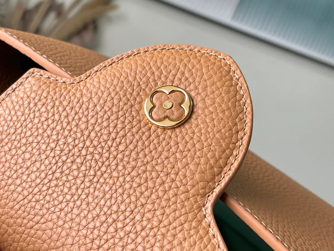 💰2660 (Special Grade Original Leather) M21652 Brown Small This Capucines small handbag is made of Taurillon leather, with metal and resin links interlocking with each other, adding a fun carrying method in addition to the top handle and detachable wide shoulder strap. The signature flap of the Capucines collection is tucked in to reveal the logo. Dimensions: 27 x 18 x 9 cm